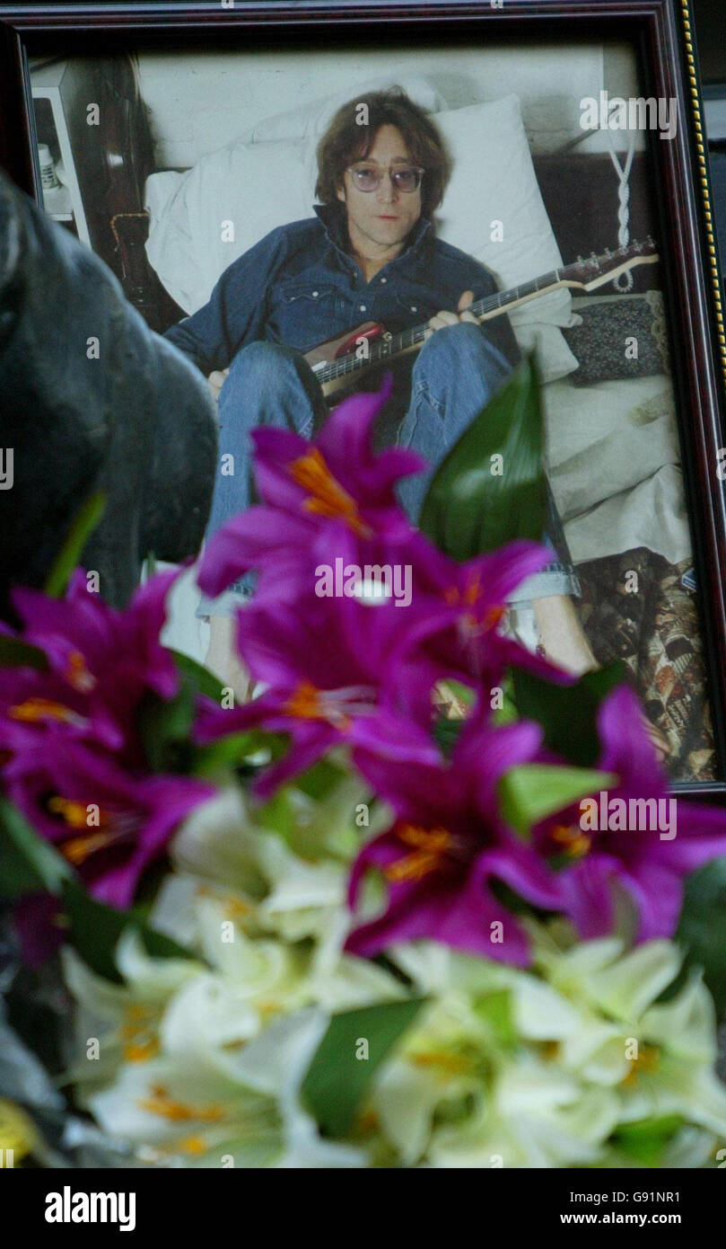 Am 25. Todestag des ehemaligen Beatle John Lennon, Donnerstag, den 8. Dezember 2005, werden in der Nähe einer Beatles-Statue im Cavern Walk Einkaufszentrum in Liverpool Blumen und Fotos hingelegt. Tributes an die ermordete Musikikone Lennon werden an Ballons befestigt und heute veröffentlicht. Mehr als 1,000 Nachrichten an den Ex-Beatle, jeweils auf Karte geschrieben und an einem weißen Ballon befestigt, werden am Mittag vom Albert Dock veröffentlicht. Stockfoto