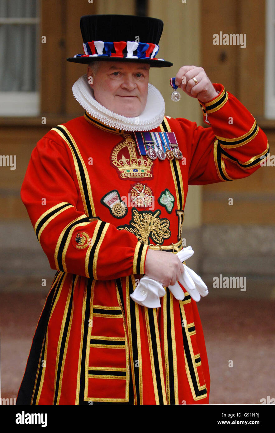 Ravenmaster Yeoman Warder Derrick Coyle, nachdem er mit der Royal Victorian Medal (Silber) während einer Investiturzeremonie im Buckingham Palace, in London, Donnerstag, 8. Dezember 2005, ausgezeichnet wurde. Der Ravenmaster des Tower of London erhielt einen königlichen Dank dafür, dass er dafür gesorgt hat, dass die vorausahnende Legende der historischen Stätte in Schach gehalten wurde. Ein königliches Dekret von Karl II. Verlangte, dass es immer sechs Raben am Turm geben sollte. Siehe PA Story ROYAL Investiture. DRÜCKEN SIE VERBANDSFOTO. Bildnachweis sollte lauten: Fiona Hanson/PA Stockfoto