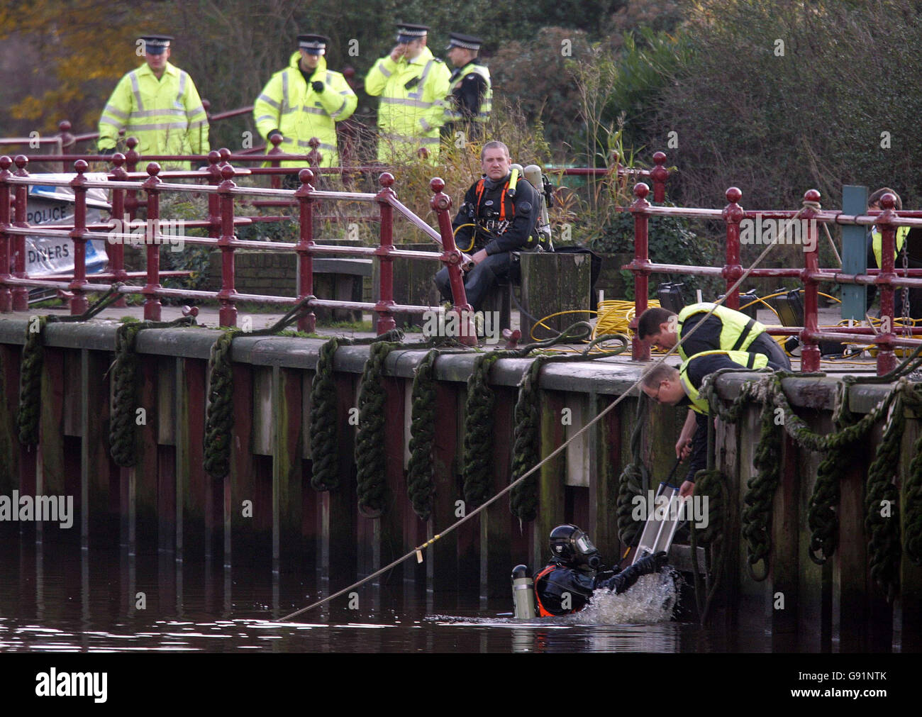 Polizeitaucher durchsuchten die River Tees in Yarm, zwischen Darlington und Middlesbrough, Donnerstag, den 8. Dezember 2005, nachdem angenommen wurde, dass ein roter Mazda, der verdächtigt wurde, gestohlen worden zu sein, gestern Abend ins Wasser geschuetzt ist. Die Polizei sagt, dass erste Anzeichen von Farbabstrichen und Spuren am Tatort darauf hindeuten, dass das Fahrzeug eine Treppe hinunter, durch eine Barriere und in den Fluss gefahren wurde. Siehe PA Geschichte POLICE River. DRÜCKEN SIE VERBANDSFOTO. Bildnachweis sollte lauten: Owen Humphreys / PA. Stockfoto