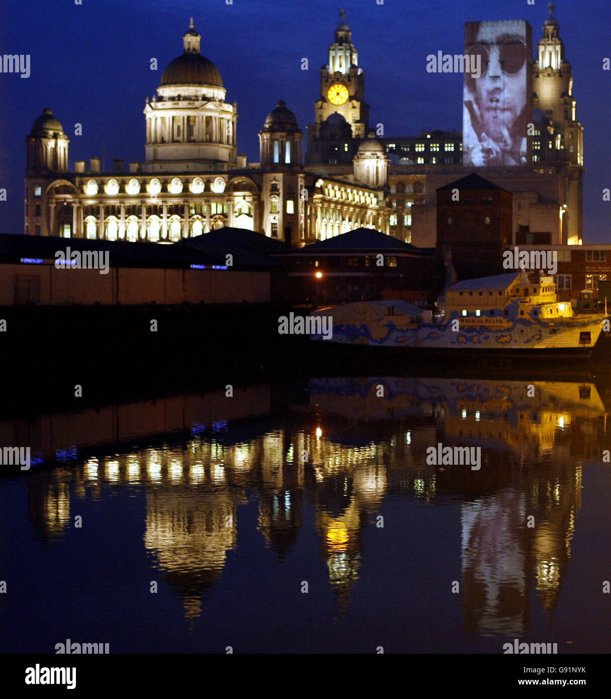 Ein Bild der ermordeten Musikikone John Lennon wird am Donnerstag, den 8. Dezember 2005, an einem Veranstaltungstag anlässlich seines 25. Todestages auf ein Hafengebäude in Liverpool projiziert. In seiner Geburtsstadt versammelten sich zahlreiche Lennon-Fans aus aller Welt, um der Musiklegende zu huldigen. Siehe PA Story SHOWBIZ Lennon. DRÜCKEN Sie VERBANDSFOTO. Bildnachweis sollte lauten: Phil Noble / PA. Stockfoto