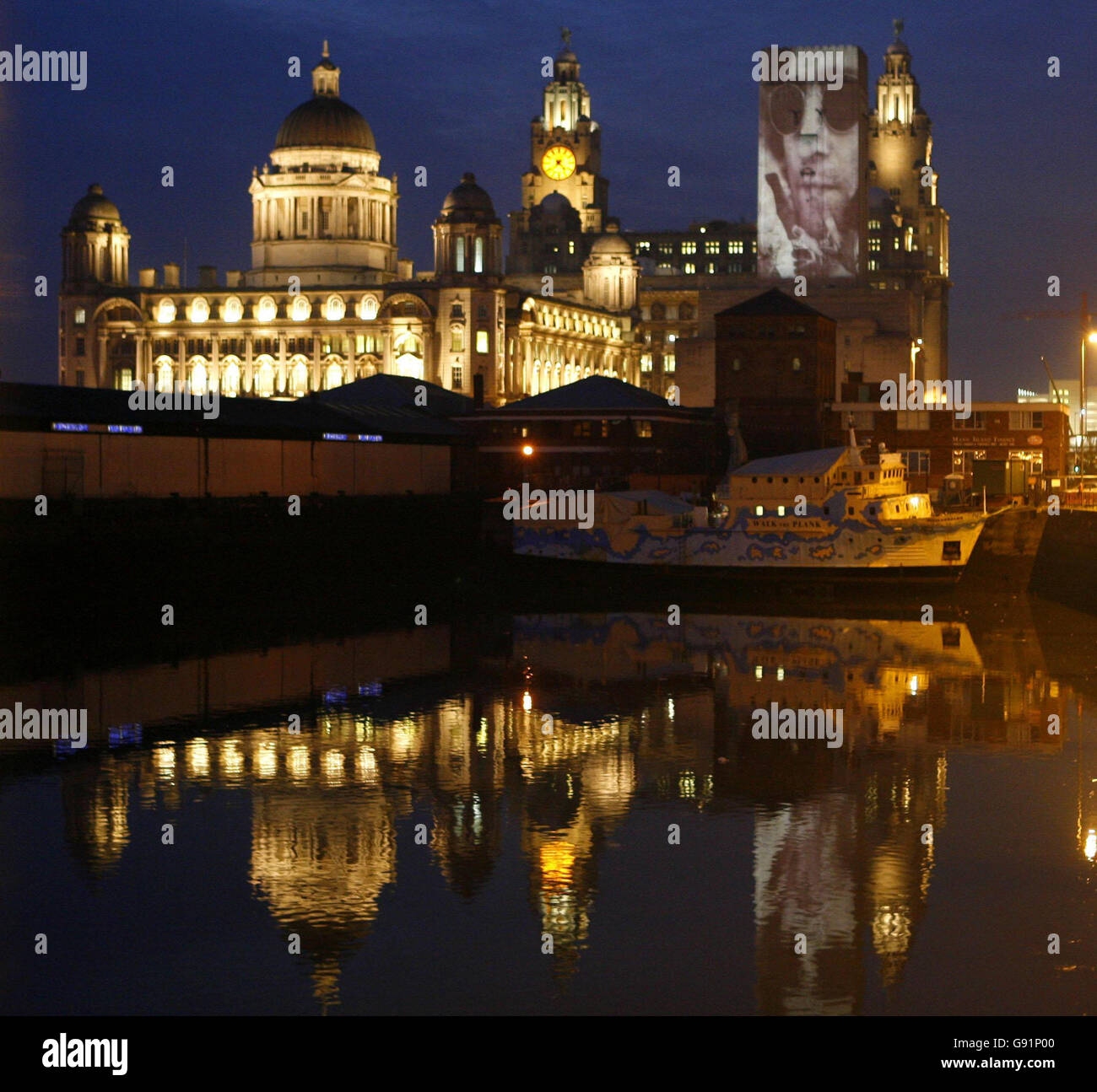 Ein Bild der ermordeten Musikikone John Lennon wird am Donnerstag, den 8. Dezember 2005, an einem Veranstaltungstag anlässlich seines 25. Todestages auf ein Hafengebäude in Liverpool projiziert. In seiner Geburtsstadt versammelten sich zahlreiche Lennon-Fans aus aller Welt, um der Musiklegende zu huldigen. Siehe PA Story SHOWBIZ Lennon. DRÜCKEN Sie VERBANDSFOTO. Bildnachweis sollte lauten: Phil Noble / PA. Stockfoto