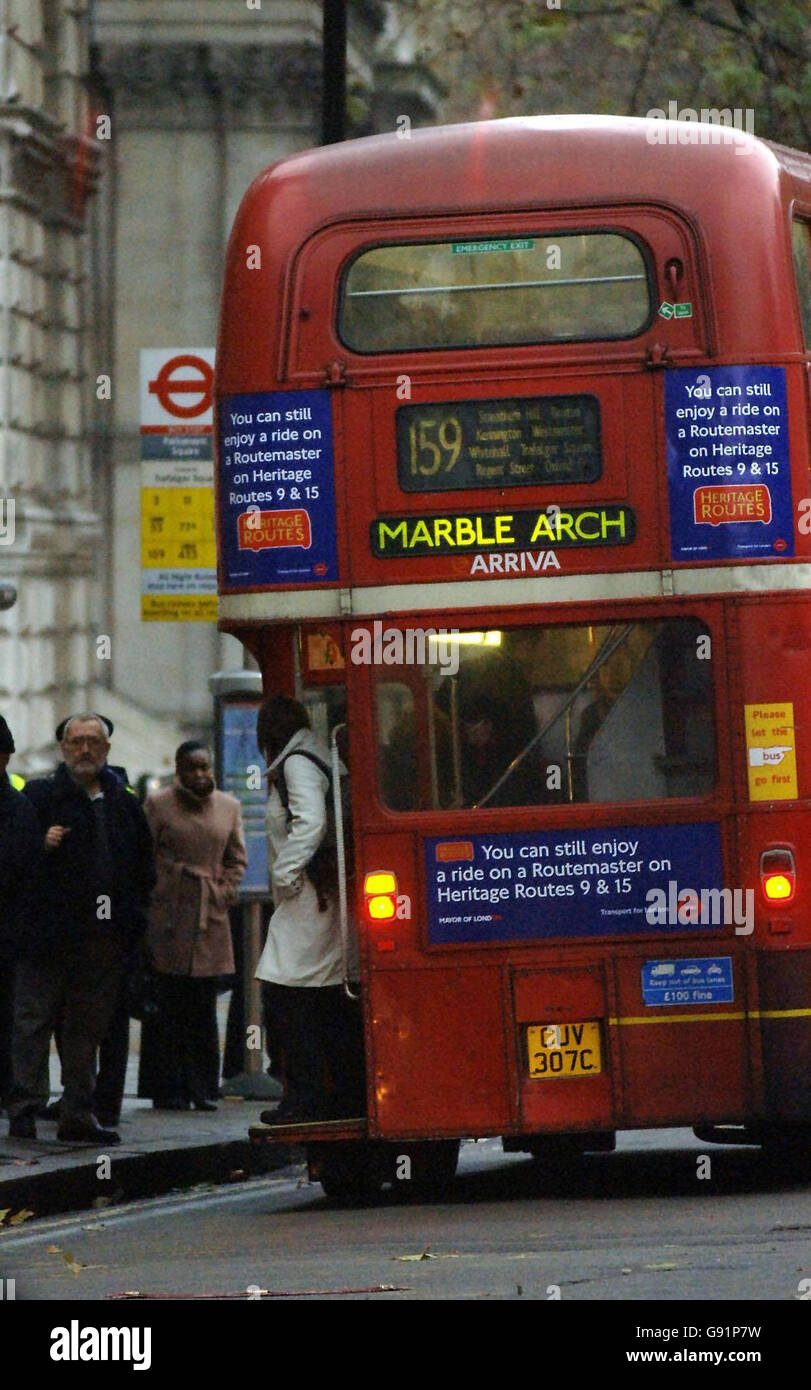 Ein Routemaster-Bus der Linie 159 fährt gestern, Donnerstag, 8. Dezember 2005, den Londoner Whitehall hinauf nach Marble Arch. Der letzte Routemaster, der als Teil eines normalen Liniendienstes in Betrieb ist, wird auf der Route 159 laufen, die kurz nach Mittag in der Nähe von Marble Arch in der Oxford Street beginnt und etwas mehr als eine Stunde später in der Brixton Garage in Südlondon endet, Freitag, 9. Dezember 2005. Siehe PA Story TRANSPORT Routemaster. DRÜCKEN Sie VERBANDSFOTO. Bildnachweis sollte lauten: Matthew Fearn/PA Stockfoto