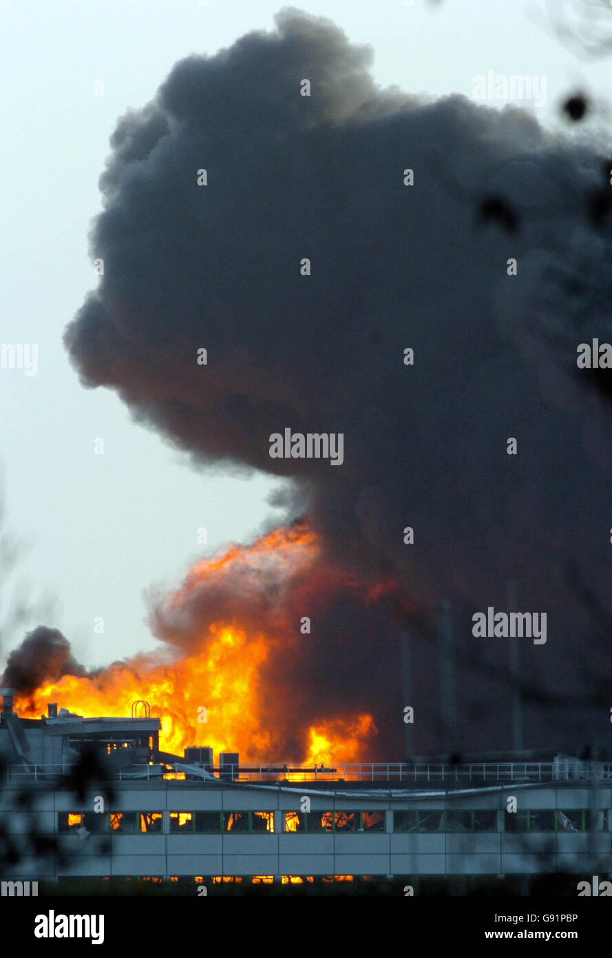 Die Flammen steigen am Montag, den 12. Dezember 2005, aus dem Buncefield-Öldepot in der Nähe von Hemel Hemsptead auf, wo die Feuerwehrleute grünes Licht für die Bekämpfung des massiven Brandes erhalten haben, der am frühen Sonntagmorgen begann. Feuerwehrleute haben gestern den Brand mit einem "Wasservorhang" zwischen den tobenden Flammen und den sieben nicht explodierten Brennstofftanks eingedämmt und haben nun aus dem ganzen Land genügend Ausrüstung gesammelt, um das Feuer mit Schaum zu ersticken. Siehe PA Geschichte EXPLOSION. DRÜCKEN Sie VERBANDSFOTO. Bildnachweis sollte lauten: Chris Radburn / PA. Stockfoto