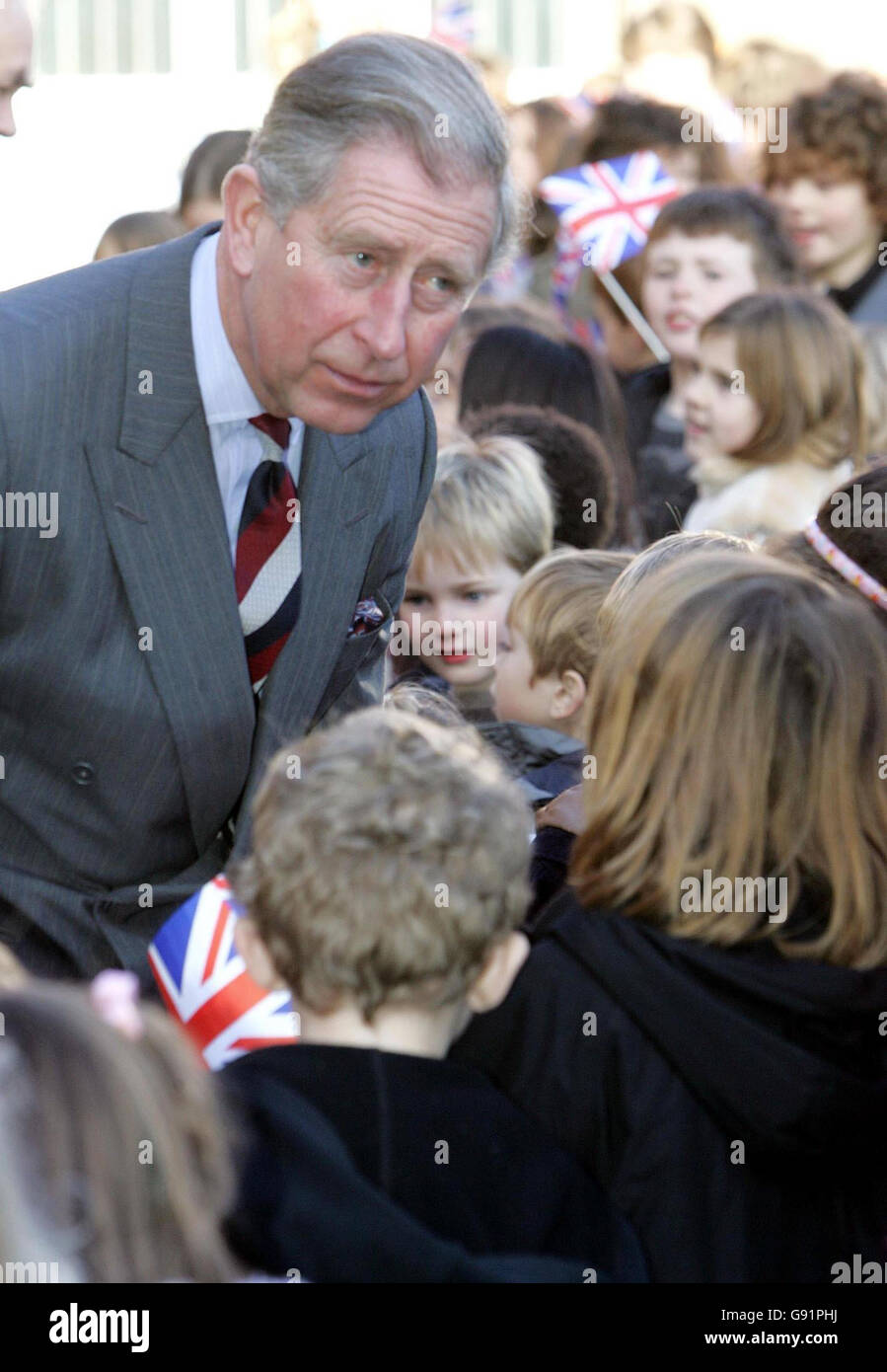 Der Prinz von Wales bei einem Besuch der Hotwells Primary School, Bristol, Montag, 12. Dezember 2005. Der Prinz besuchte heute die bahnbrechende Grundschule in Bristol, die eigene Bio-Mahlzeiten herstellt. Die Schule ermutigt die Kinder, ihr eigenes Obst und Gemüse im Garten der Schule anzubauen. Diese frischen, hausgemachten Leckereien werden dann als Zutaten für die Schulabendessen der Jugendlichen verwendet. Siehe PA Geschichte ROYAL Charles. DRÜCKEN SIE VERBANDSFOTO. Der Bildnachweis sollte lauten: Tim Ockenden/WPA Rota/PA. Stockfoto