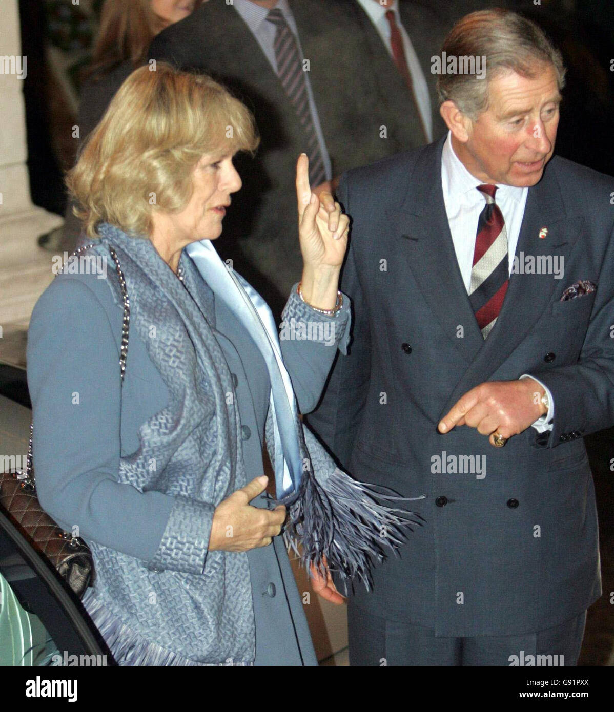 Der Prinz von Wales und die Herzogin von Cornwall kommen am Montag, den 12. Dezember 2005, zum Rathaus von Belfast für ein Engagement im Rahmen eines Überraschungsbesuchs in der Stadt an. Siehe PA Geschichte ROYAL Charles. DRÜCKEN SIE VERBANDSFOTO. Das Foto sollte lauten: Paul McErlane/PA/EPA Pool. Stockfoto