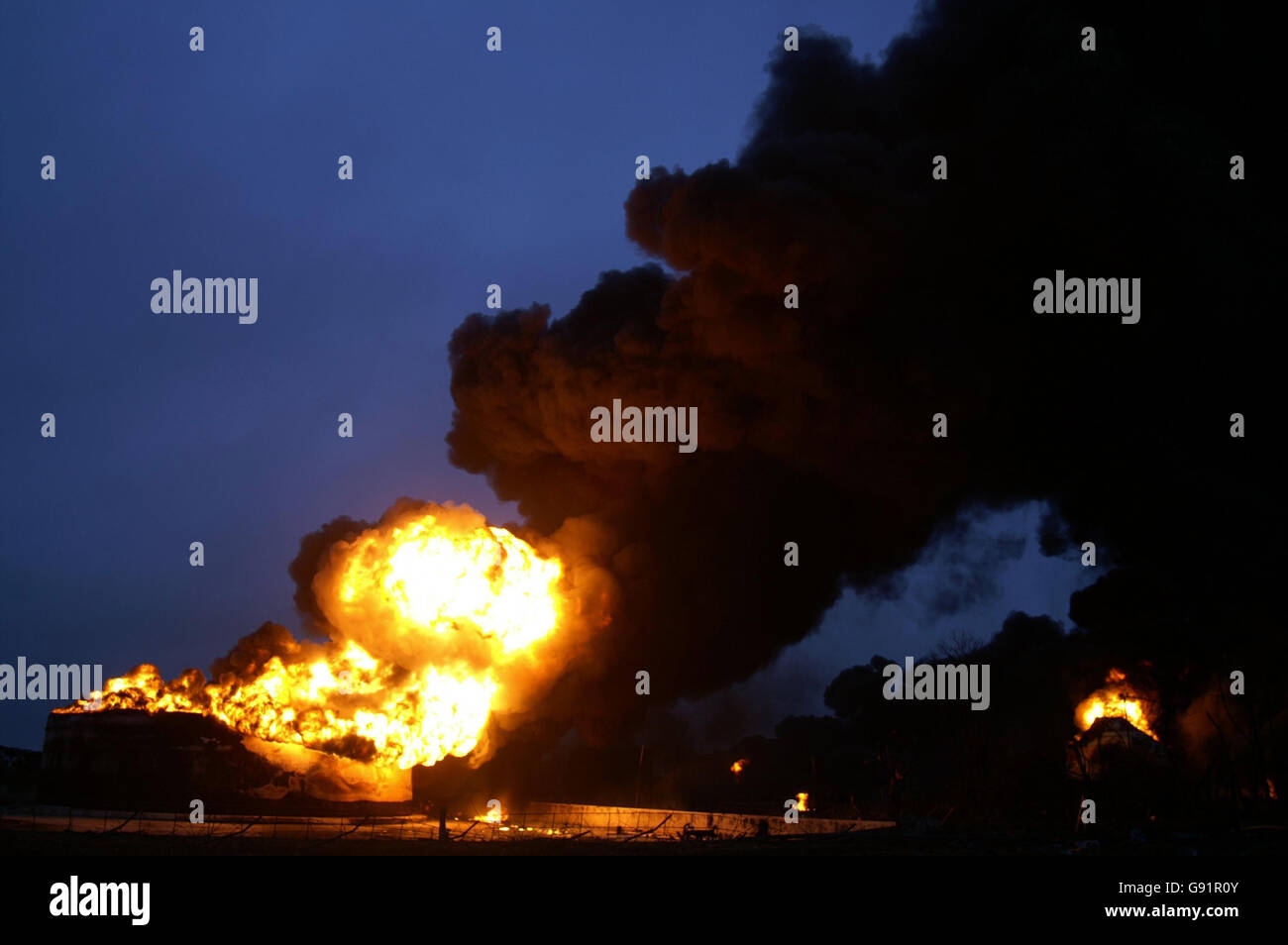 Am Montag, den 12. Dezember 2005, steigen Flammen aus einem der Kraftstofftanks im Buncefield-Öldepot in der Nähe von Hemel Hemsptead auf, das am frühen Sonntagmorgen begann. Feuerwehrleute haben gestern den Brand mit einem "Wasservorhang" zwischen den tobenden Flammen und den sieben nicht explodierten Brennstofftanks eingedämmt und haben nun aus dem ganzen Land genügend Ausrüstung gesammelt, um das Feuer mit Schaum zu ersticken. Siehe PA Geschichte EXPLOSION. DRÜCKEN Sie VERBANDSFOTO. Bildnachweis sollte lauten: Mike Seaman/ PA. Stockfoto