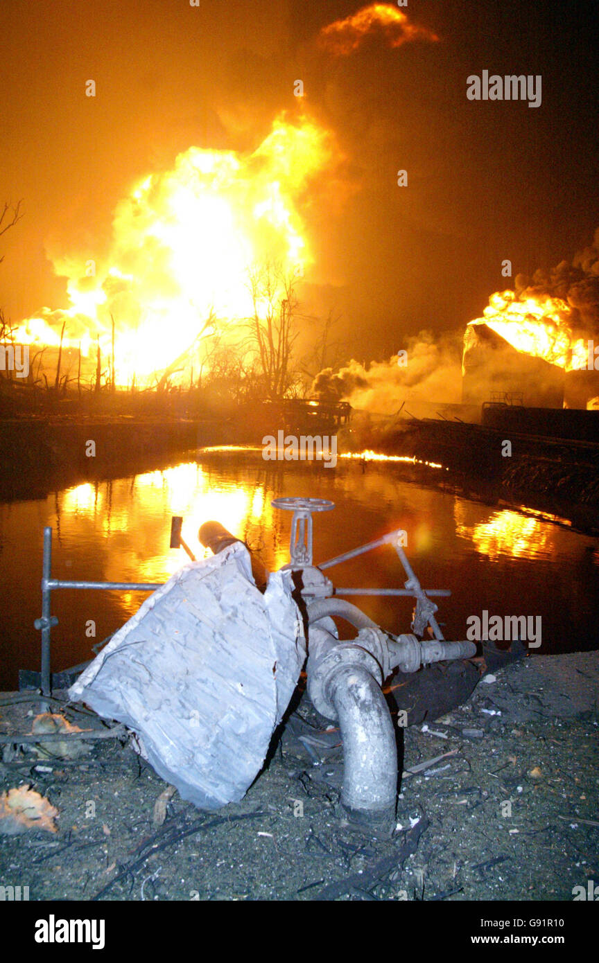Am Montag, den 12. Dezember 2005, steigen im Buncefield-Öldepot in der Nähe von Hemel Hemsptead Flammen aus den Kraftstofftanks auf, die am frühen Sonntagmorgen begannen. Feuerwehrleute haben gestern den Brand mit einem „Wasservorhang“ zwischen den tobenden Flammen und den sieben nicht explodierten Kraftstofftanks eingedämmt und haben nun aus dem ganzen Land genügend Ausrüstung gesammelt, um das Feuer mit Schaum zu ersticken. Siehe PA Story EXPLOSION. DRÜCKEN SIE VERBANDSFOTO. Das Foto sollte lauten: Mike Seaman/ PA. Stockfoto