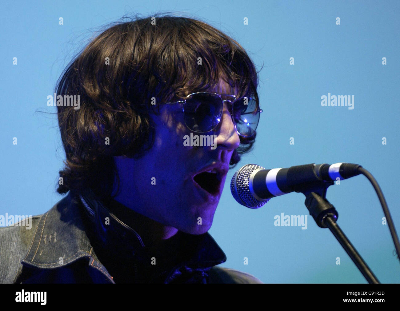 Richard Ashcroft tritt am Montag, den 12. Dezember 2005, in der Brixton Academy in London für das XFM Winter Wonderland in der Obdachlosenhilfe Shelter auf. DRÜCKEN SIE VERBANDSFOTO. Bildnachweis sollte lauten: James Carr/PA Stockfoto