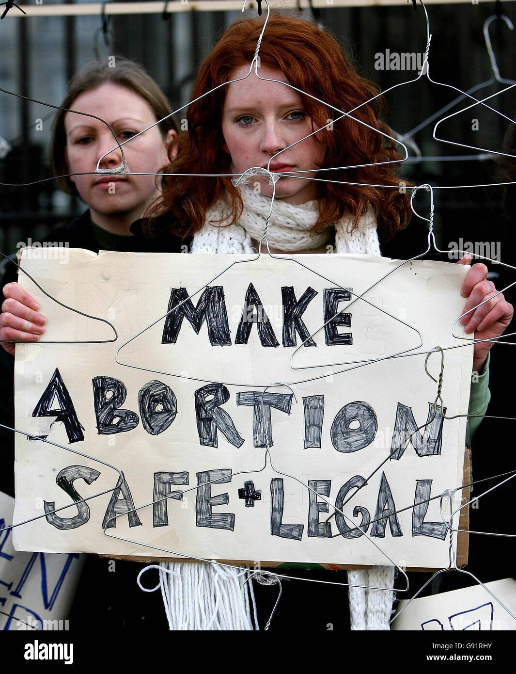 Ruth Ennis (rote Haare), eine der Protestierenden der Gruppe Bold Open Entscheidungsjugend (BODY), die mit einem Käfig aus Kleiderbügeln die Gefahr von Abtreibungen auf der Straße in den Hintergrund stellte. Die Gruppe hat das irische parlament einberufen, um die Zahl der jungen Menschen hervorzuheben, die im Ausland reisen, um Abtreibungen in Anspruch zu nehmen, laut ihnen etwa 7000 jährlich. Stockfoto