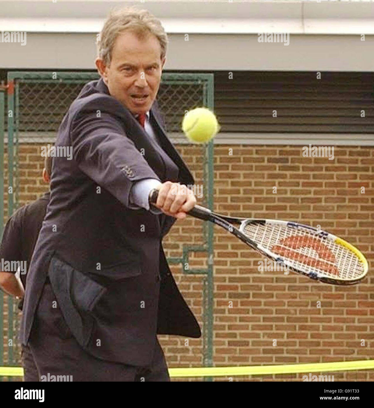 Zur Verwendung in Verbindung mit Picture Review of the Year 2005. Die Bildunterschrift lautet: Großbritanniens Premierminister Tony Blair spielt Tennis gegen den 11-jährigen Jay Thomas Seagull. Herr Blair besuchte die Sommersportschule, die sich in der Nähe des Austragungsortes der Olympischen Spiele 2012 befindet, und nahm zum ersten Mal seit einem Jahr einen Tennisschläger in Anspruch, nachdem er am 28. Juli 2005 von einer Rückenverletzung in den Hintergrund gedrängt worden war. DRÜCKEN Sie VERBANDSFOTO. Photo Credit sollte lauten: Chris Young/PA Stockfoto