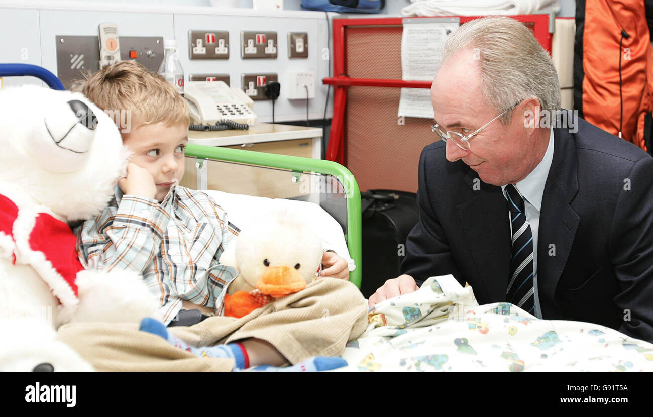 England-Trainer Sven-Goran Eriksson spricht mit dem vierjährigen Patienten Lloyd Crawford während eines Besuchs im Londoner Great Ormond Street Hospital, Freitag, 16. Dezember 2005. Achten Sie auf PA Geschichte GESUNDHEIT Sven. DRÜCKEN SIE VERBANDSFOTO. Das Foto sollte lauten: Paul Edwards/Sun/WPA Rota/PA. Stockfoto