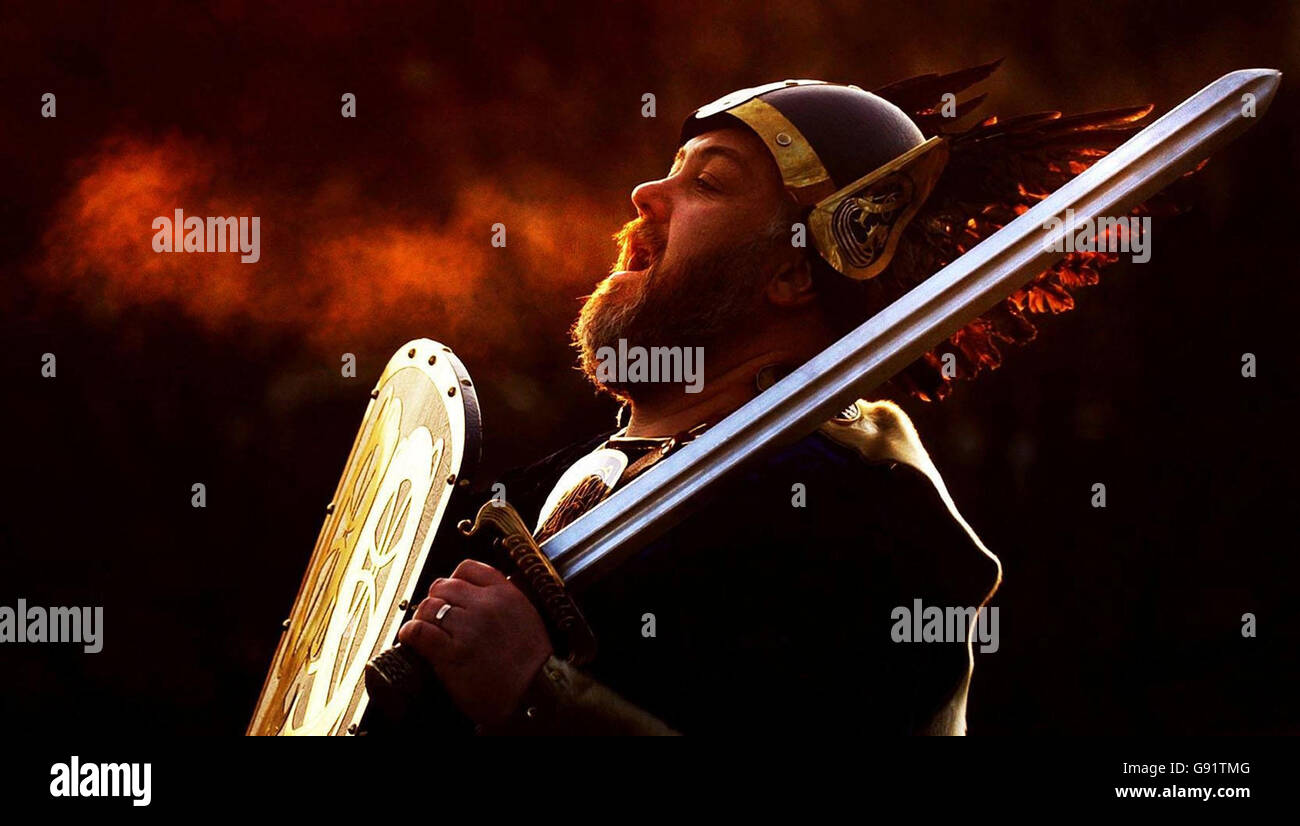 Der Atem von Viking Peter Fraser wird im Sonnenuntergang über Edinburgh, Samstag, 17. Dezember 2005 gefangen. Peter von der Lerwick Up Helly AA Vikings kamen am 29. Dezember in Edinburgh an, um die Fackelprozession in Edinburgh zu fördern, wo 15,000 Fackelige einem Wikingerboot durch die Straßen der Hauptstadt folgen. Siehe PA Story. SCHOTTLAND Hogmanay PRESSE VEREIN Foto. Bildnachweis sollte lauten: Danny Lawson /PA Stockfoto