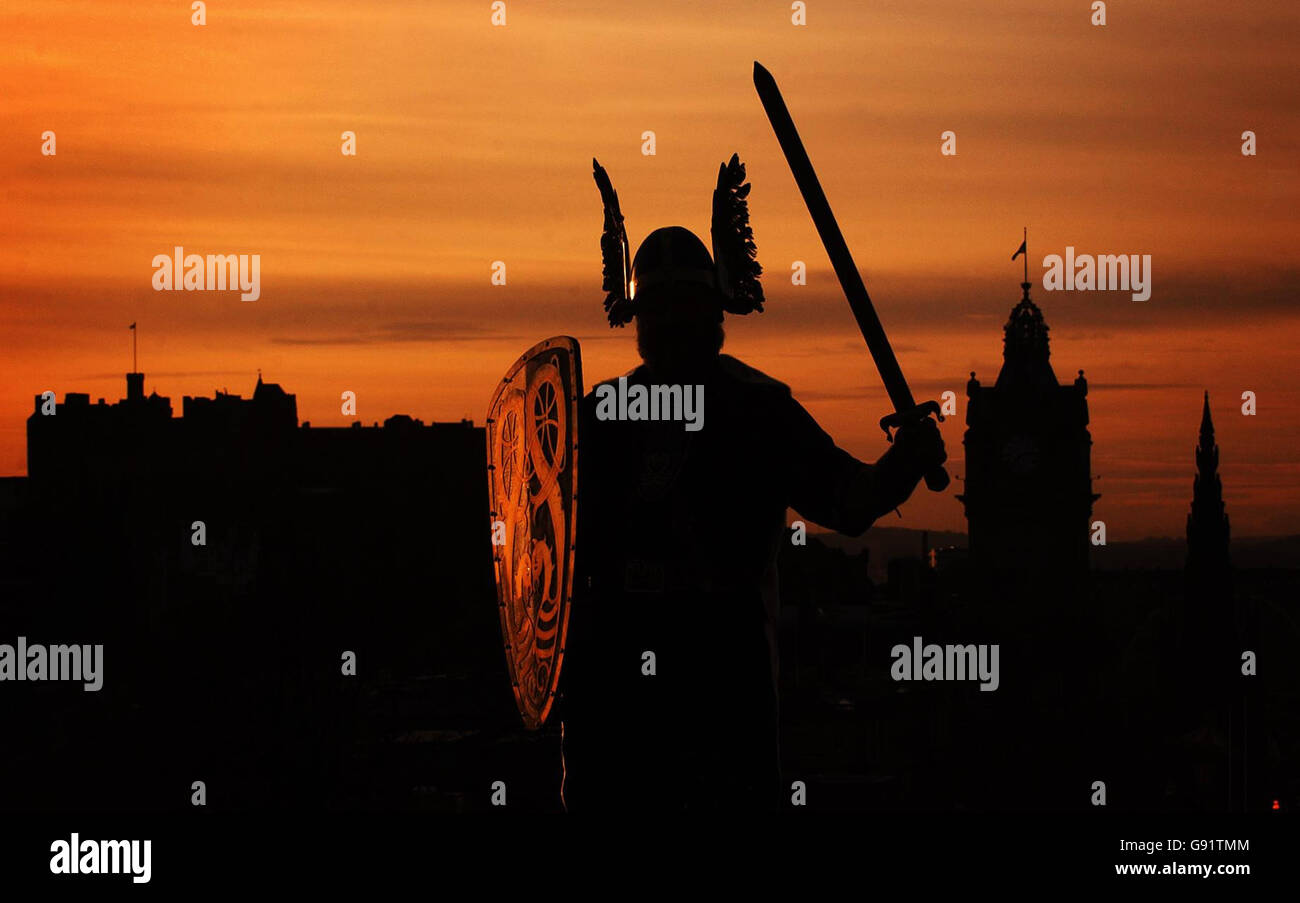 Viking Peter Fraser hat sich gegen den Sonnenuntergang in Edinburgh, Schottland, geschildet. Peter, ein Mitglied der Lerwick Up Helly AA Vikings, kam in Edinburgh an, um die Fackelprozession zu fördern, bei der 15,000 Menschen mit Fackeln einem Wikinger-langen Boot durch die Straßen der Hauptstadt folgen. Stockfoto