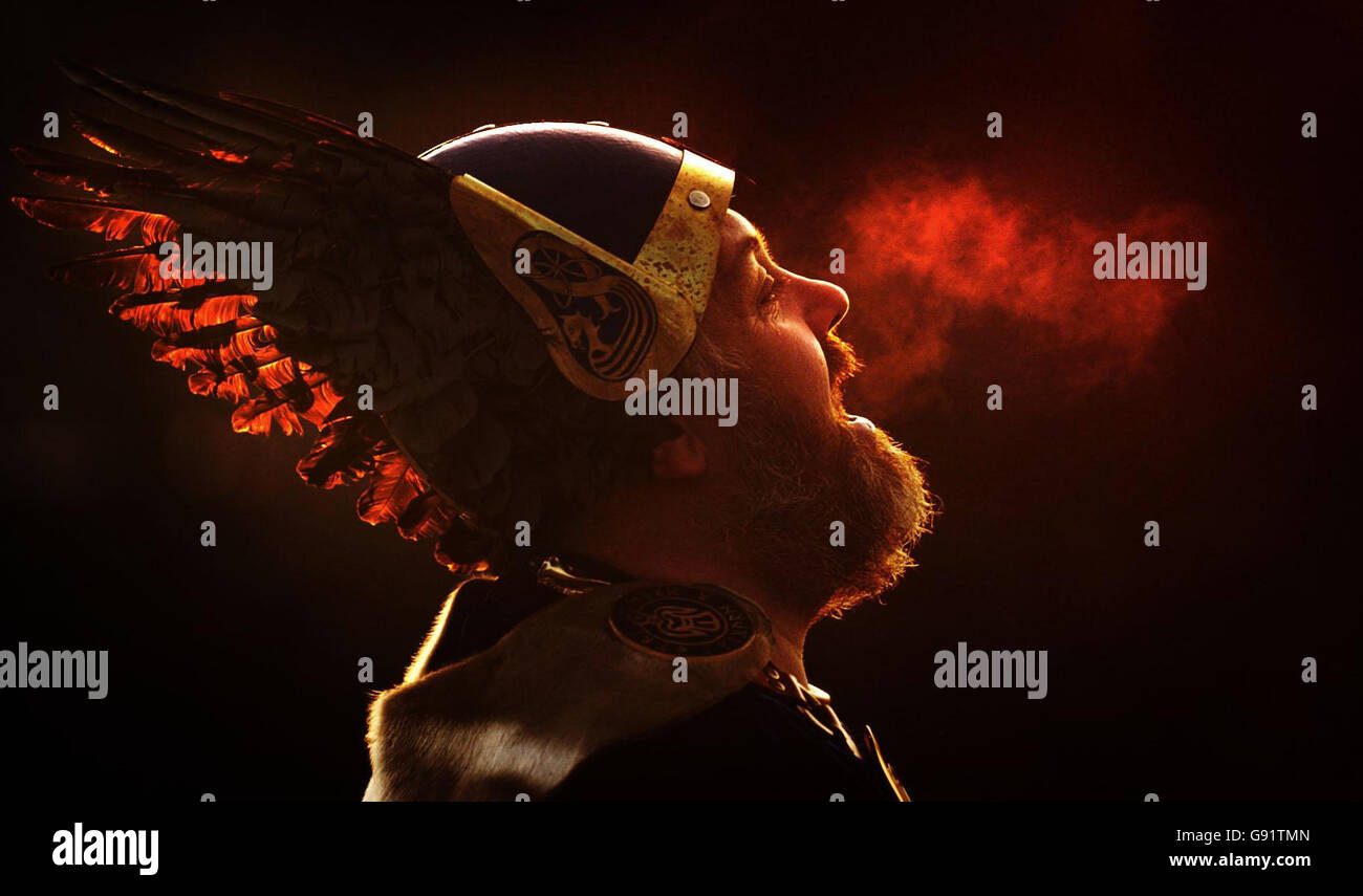 Der Atem von Viking Peter Fraser wird im Sonnenuntergang über Edinburgh, Samstag, 17. Dezember 2005 gefangen. Peter von der Lerwick Up Helly AA Vikings kamen am 29. Dezember in Edinburgh an, um die Fackelprozession in Edinburgh zu fördern, wo 15,000 Fackelige einem Wikingerboot durch die Straßen der Hauptstadt folgen. Siehe PA Story. SCHOTTLAND Hogmanay PRESSE VEREIN Foto. Bildnachweis sollte lauten: Danny Lawson /PA Stockfoto