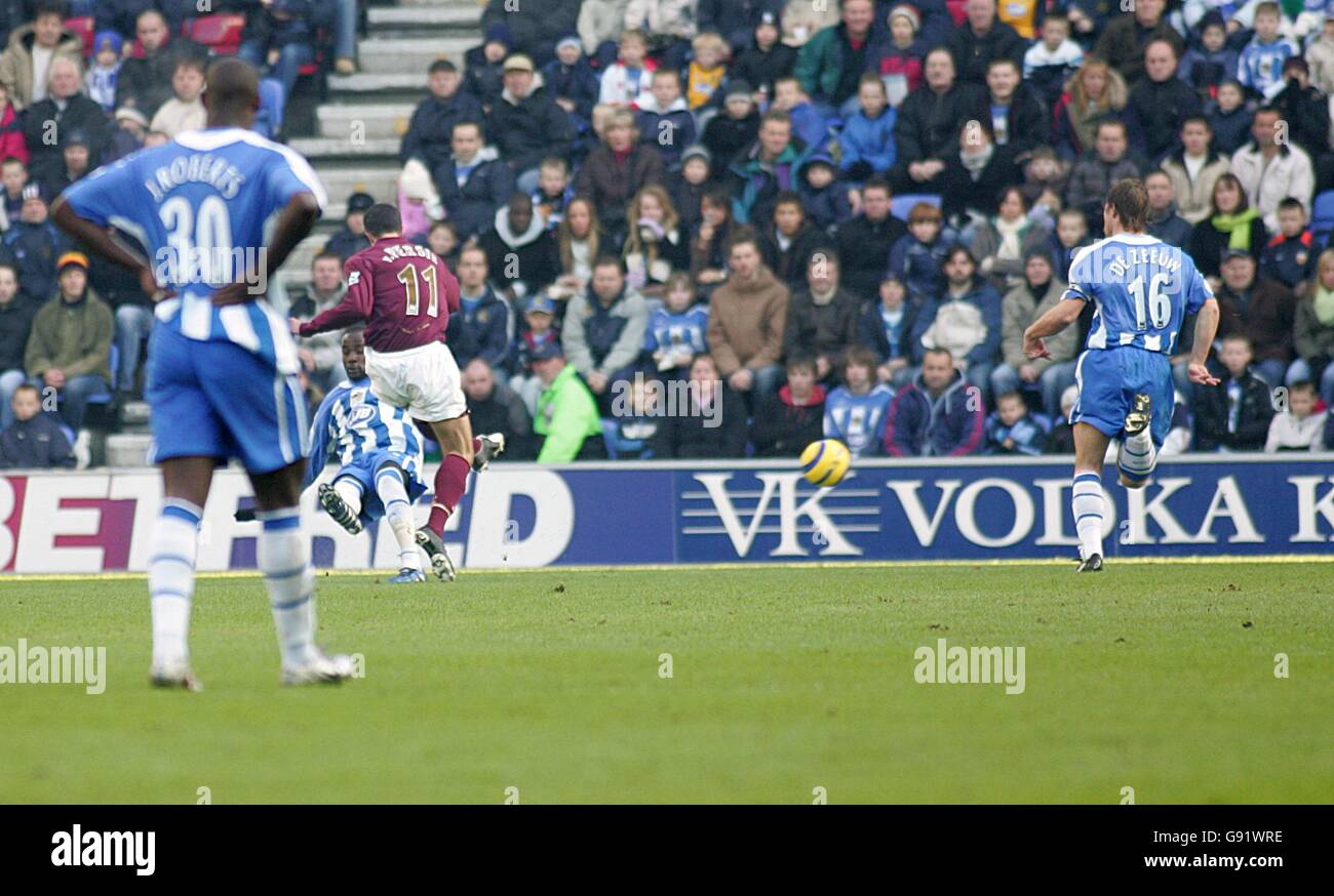 Fußball - FA Barclays Premiership - Wigan Athletic / Arsenal - das JJB Stadium. Robin Van Persie von Arsenal schießt und punktet Stockfoto