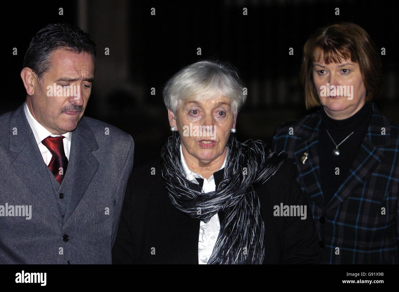 Wilma Carson (Mitte) Witwe des RUC-Offiziers Ernest, wird flankiert von Terry Spence, Generalsekretär der Peace Federation of Northern Ireland, und Phyllis Carrothers, Witwe von Douglas, während sie vor den Medien vor No.10 Downing Street spricht, Mittwoch, 23. November 2005. Maßnahmen zur Bekämpfung von Terroristen, die auf der Flucht sind, werden den Opfern "Schmerz und Angst" bereiten, sind aber für den Friedensprozess in Nordirland von entscheidender Bedeutung, betonte Premierminister Tony Blair. Blair traf heute Nachmittag Witwen von ermordeten Polizeibeamten - während Abgeordnete über die umstrittenen Maßnahmen debattieren. Siehe PA Story COMMONS Ulster. DRÜCKEN SIE VERBANDSFOTO. Stockfoto