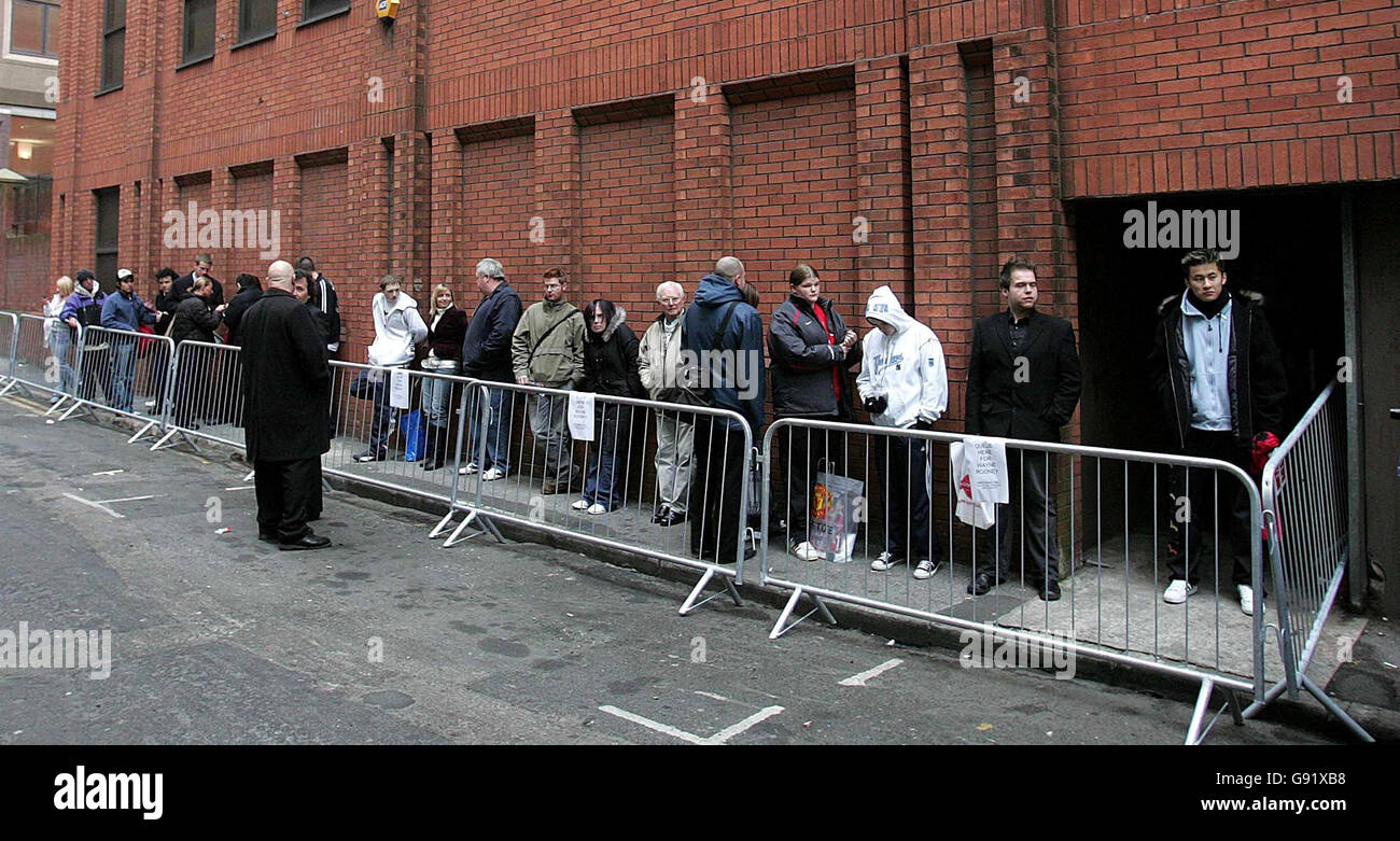 Fans warten auf Wayne Rooney von Manchester United, als er seine neue DVD am Mittwoch, 23. November 2005, im HMV, Manchester, veröffentlicht. Die DVD „Rooney: My First Year at Manchester United“ zeigt einen offenen Einblick in das Berufsleben eines der besten Spieler der Welt. Siehe PA Geschichte FUSSBALL Rooney, PRESSE VERBANDSFOTO. Bildnachweis sollte lauten: Martin Rickett/PA. Stockfoto