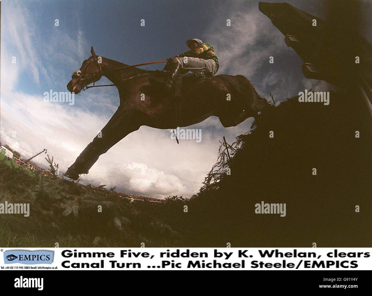 Pferderennen - Martell Grand National - Aintree. Gimme Five, geritten von Ken Whelan, löscht Canal Turn Stockfoto