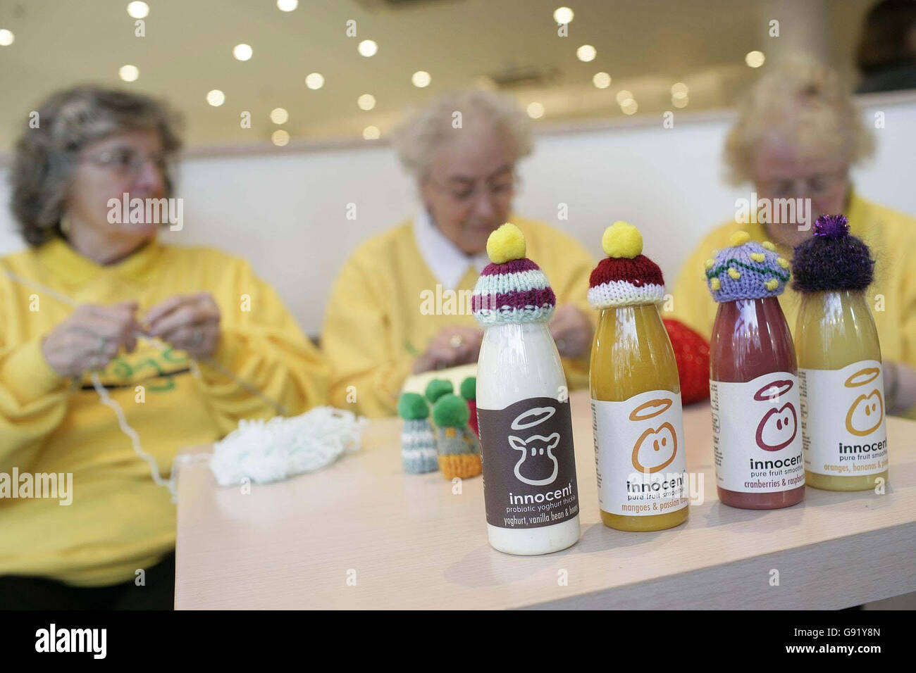 „Innocent“-Knit-in zur Förderung der Supergran-Kampagne, EAT, South Bank Center. Age Concern und ExtraCare profitieren ab November 28 für jede Flasche unschuldiger Smoothies, die bei EAT and Waitrose verkauft werden, von 50 Pence. Kleine wollige Hüte wurden vom Supergran-Team gestrickt, die oben auf die Flasche passen und die Smoothies während des kalten Winters warm halten. L-R: Irene Wrettom, Joyce Title und Brenda McIntosh sind beschäftigt mit Stricken, Donnerstag, 24. November 2005. DRÜCKEN SIE VERBANDSFOTO. Der Bildnachweis sollte lauten: Edmond Terakopian/PA Stockfoto