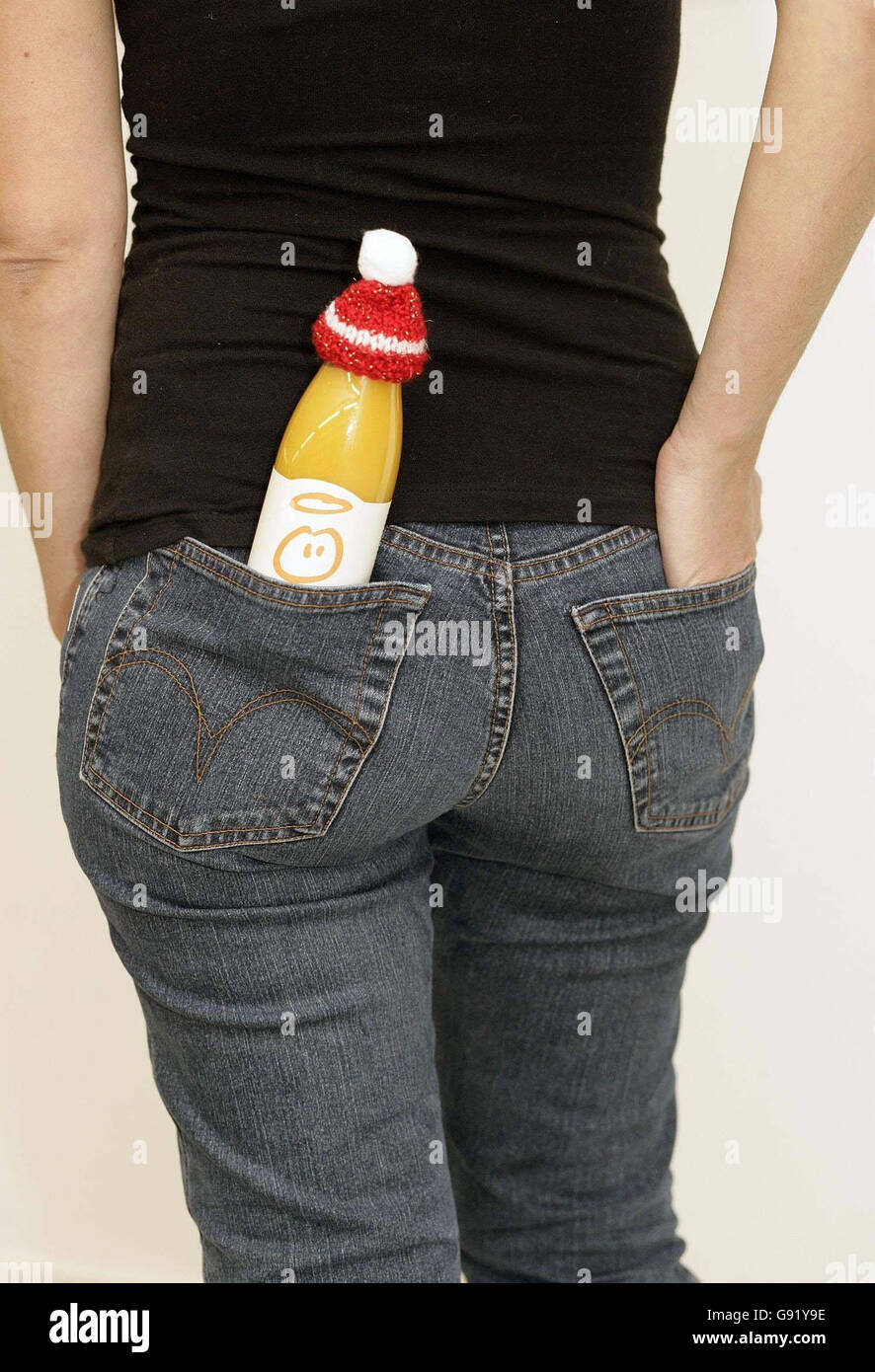 „Innocent“ Knit-in zur Förderung der Supergran-Kampagne, EAT, South Bank Center. Age Concern und ExtraCare profitieren ab November 28 für jede Flasche unschuldiger Smoothies, die bei EAT and Waitrose verkauft werden, von 50 Pence. Kleine wollige Hüte wurden vom Supergran-Team gestrickt, die oben auf die Flasche passen und die Smoothies während des kalten Winters warm halten. Donnerstag, 24. November 2005. DRÜCKEN Sie VERBANDSFOTO. Bildnachweis sollte lauten: Edmond Terakopian/PA Stockfoto