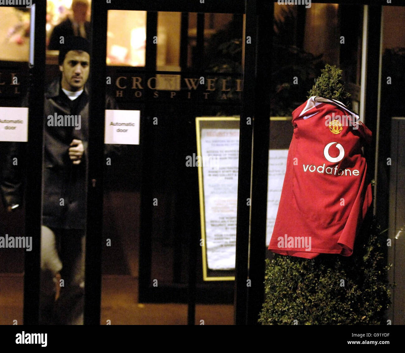 Ein Manchester United Trikot wurde am 24. November 2005 am Eingang des Cromwell Hospital im Westen Londons hinterlassen. Als Fußball-Legende setzt George Best seinen Kampf um das Leben fort. Siehe PA Geschichte GESUNDHEIT am besten. DRÜCKEN Sie VERBANDSFOTO. Bildnachweis sollte lauten: Andrew Stuart /PA. Stockfoto