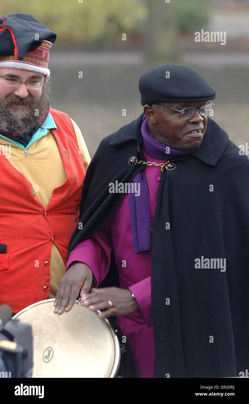 Erzbischof John Sentamu - der neue Erzbischof von York - hilft einem der Trommler, der mit ihm reiste, als er am 30. November 2005 in der Stadt ankommt, auf dem Weg zu seinem Inthronungsdienst im York Minster. Der in Uganda geborene Dr. Sentamu kam mit dem Boot am St. Mary's Landing an, nachdem er vom Bishopthorpe Palace entlang des Flusses Ouse gefahren war. Siehe PA Geschichte RELIGION Erzbischof. DRÜCKEN SIE VERBANDSFOTO. Bildnachweis sollte lauten: John Giles / PA. Stockfoto