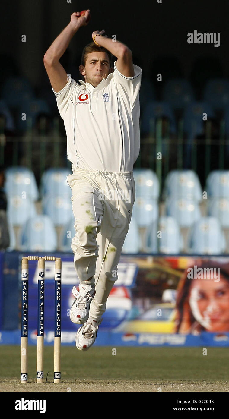 Liam Plunkett aus England kegte am zweiten Tag des dritten Testkampfs gegen Pakistan im Gaddafi-Stadion in Lahore, Pakistan, Mittwoch, 30. November 2005. Siehe PA Geschichte CRICKET England. DRÜCKEN SIE VERBANDSFOTO. Bildnachweis sollte lauten: Gareth Copley/PA Stockfoto