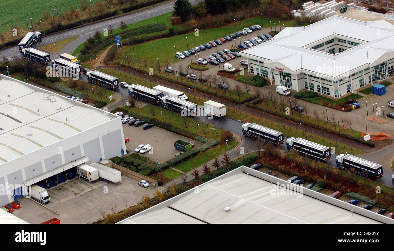 Lastwagen mit Eminems neuem Album verlassen am Mittwoch, den 30. November 2005, das UNIP-Lager in Milton Keynes, Bucks. Die Lieferung kommt nach der Ankündigung Eminems, seinen bevorstehenden Ruhestand anzukündigen, und ist die größte Einzellieferung (1.2 Millionen Exemplare) in der Geschichte von Universal. DRÜCKEN SIE VERBANDSFOTO. Photo Credit sollte lauten: Steve Parsons/PA. Stockfoto