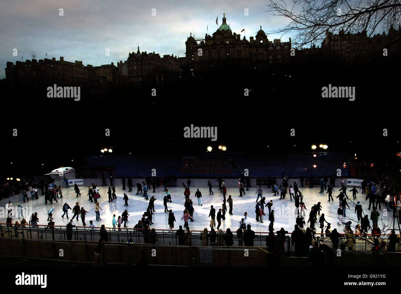 Eisläufer treffen sich im Princes St Park, Edinburgh, um am Sonntag, dem 4 2005. Dezember, das kalte Wetter zu genießen. DRÜCKEN SIE VERBANDSFOTO. Bildnachweis sollte lauten: David Ceskin/PA Stockfoto