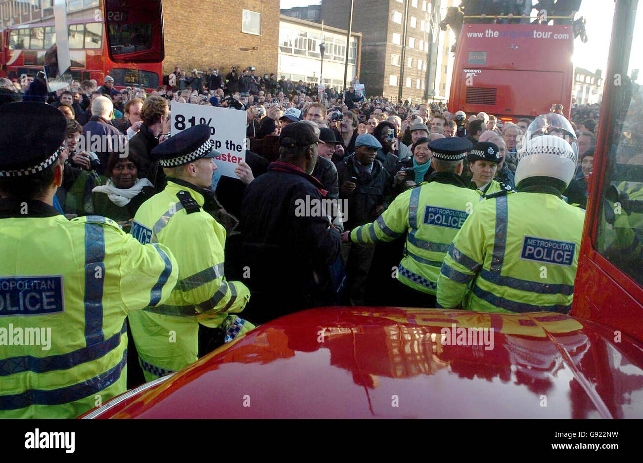 Menschenmassen blockieren den Routemaster-Bus 159 auf seiner letzten Fahrt von Marble Arch im Zentrum von London, Freitag, 9. Dezember 2005. Der letzte Routemaster, der im Rahmen eines normalen Liniendienstes in Betrieb war, lief auf der Route 159, die kurz nach Mittag in der Nähe von Marble Arch in der Oxford Street begann und etwas mehr als eine Stunde später in der Brixton Garage im Süden Londons endete. Siehe PA Story TRANSPORT Routemaster. DRÜCKEN Sie VERBANDSFOTO. Bildnachweis sollte lauten: Michael Stephens/PA Stockfoto