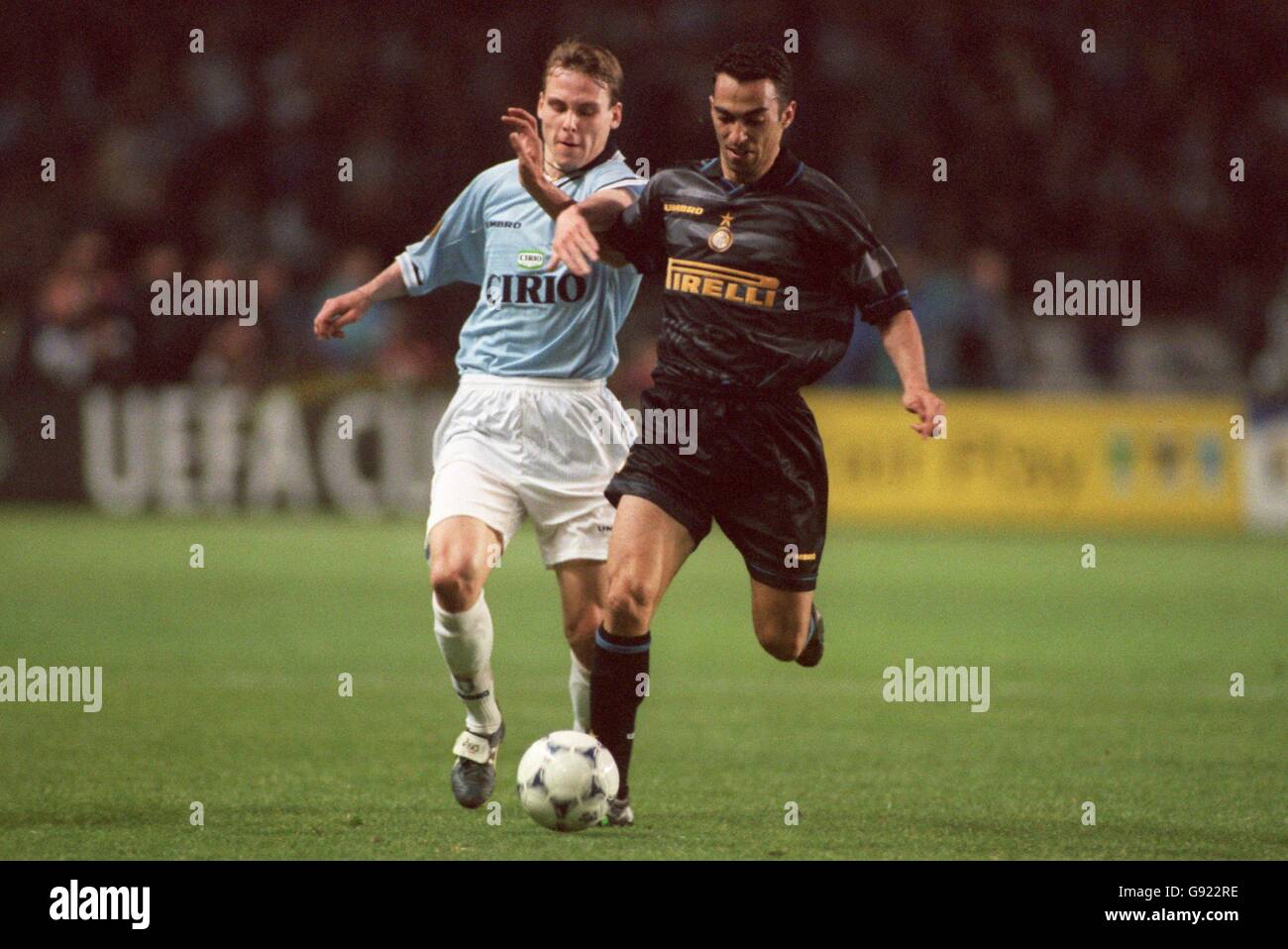 L-R; Pavel Nedved, Latium kämpft um den Ball mit Youri Djorkaeff, Inter Mailand Stockfoto L-R; Pavel Nedved, Latium kämpft um den Ball mit Youri Djorkaeff, Inter Mailand Stockfoto