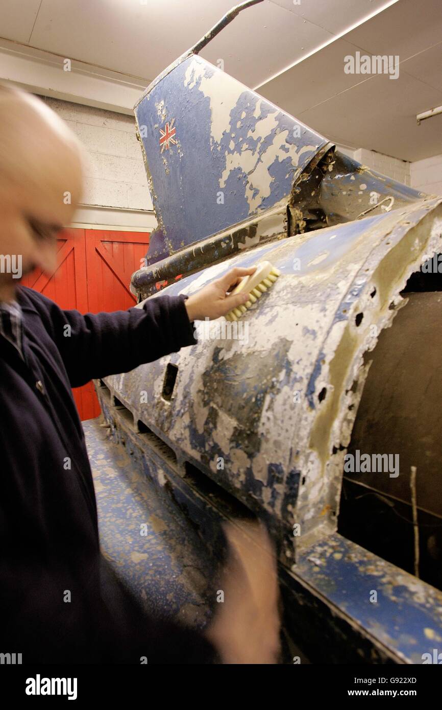 Bill Smith führt die frühen Stadien der Restaurierung auf Donald Campbells Bluebird K7 in einem kleinen Workshop North Shields Mittwoch, 7. Dezember 2005 durch. Das Schiff, das Campbell versuchte, den Geschwindigkeitsrekord im Wasser zu brechen, als er 1967 starb, wurde im März 2001 aus dem Bett von Coniston Water, Cumbria, angehoben. Aber es braucht Freiwillige und finanzielle Unterstützung, damit die berühmte Geschwindigkeitsmaschine vollständig wiederhergestellt und wieder an Coniston zurückgegeben werden kann. Stockfoto