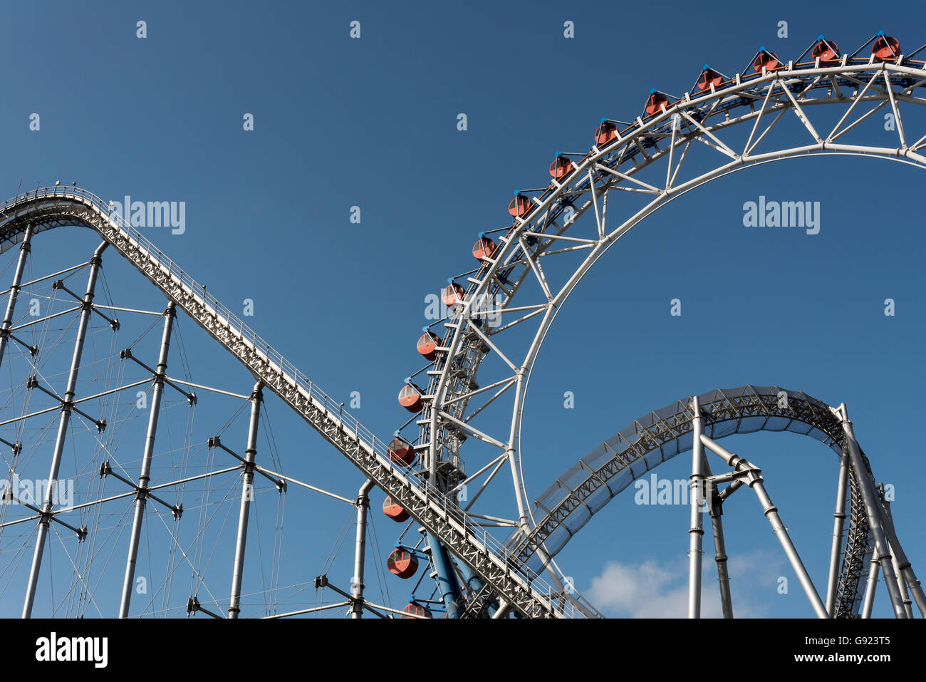 Achterbahn und Riesenrad, Tokyo Dome City Attraktionen Freizeitpark, Japan Stockfoto
