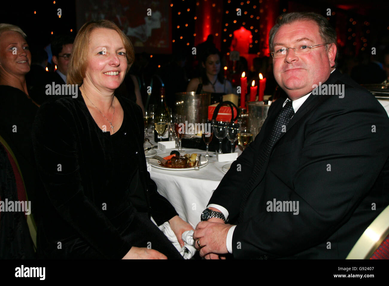 Eddie Frankland (r) von SES Astra genießt das Charlton Athletic Abendessen Zum 100. Jahrestag Stockfoto