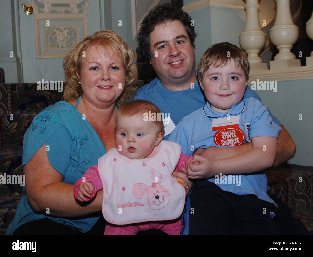 Woman's Own Children of Courage Award-Gewinner Cameron Small, 7, (ganz rechts) aus Preston, am Dienstag, den 13. Dezember 2005, in einem Hotel in London, bevor er morgen in der Westminster Abbey seine Tapferkeit würdigt. Cameron wird sieben Monate lang von Mutter Diane Singleton, Vater Andrew Small und Schwester Shannon begleitet. PA-Fotografie von Fiona Hanson. DRÜCKEN SIE VERBANDSFOTO. Der Bildnachweis sollte lauten: Fiona Hanson/PA Stockfoto