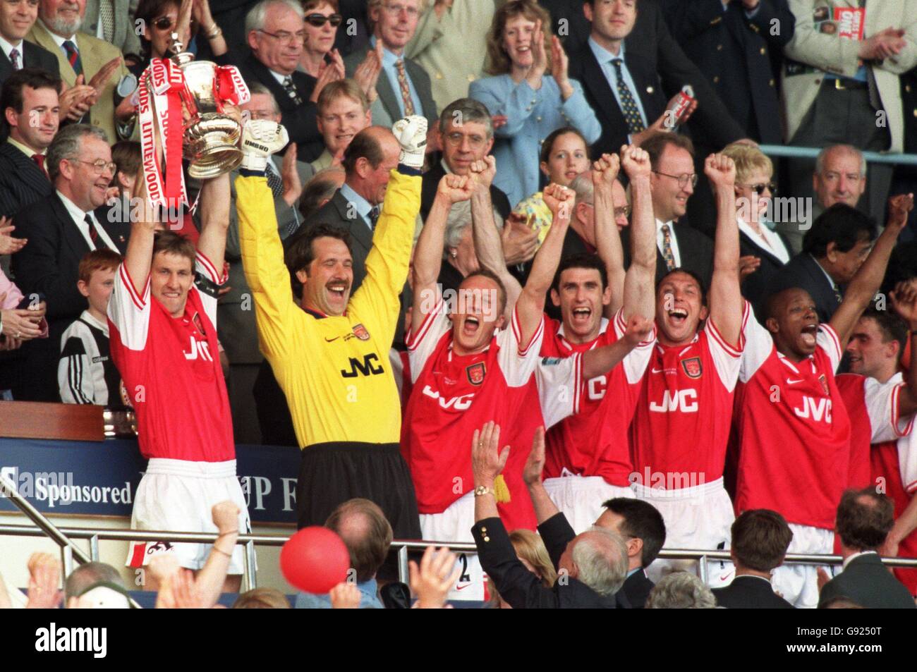 Arsenal-Kapitän Tony Adams hebt den FA Cup an, während seine Teamkollegen feiern; (l-r) Adams, David Seaman, Lee Dixon, Martin Keown, David Platt, Ian Wright Stockfoto