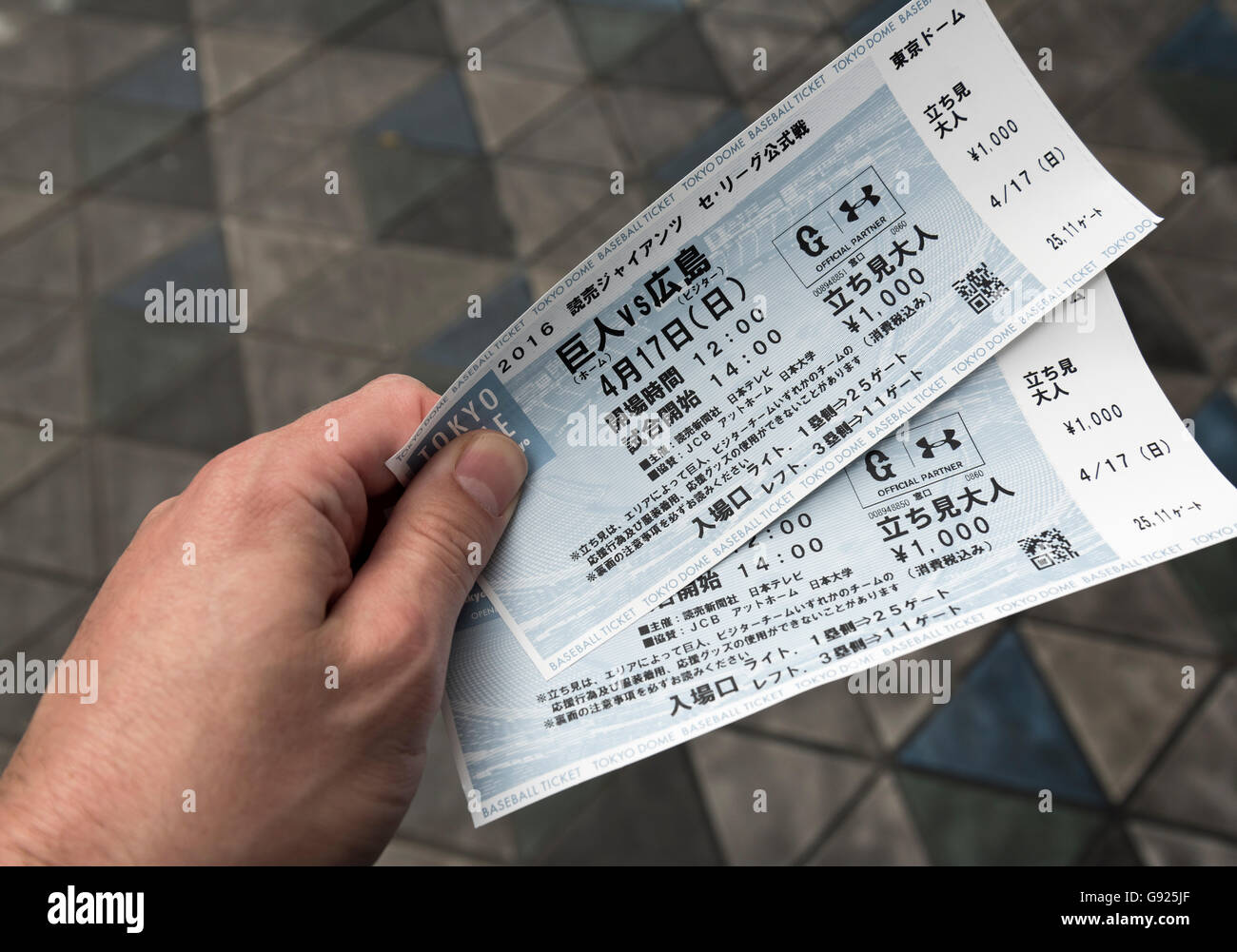 Ventilator hält Eintrittskarten zu einem Baseballspiel im Tokyo Dome, Japan Stockfoto