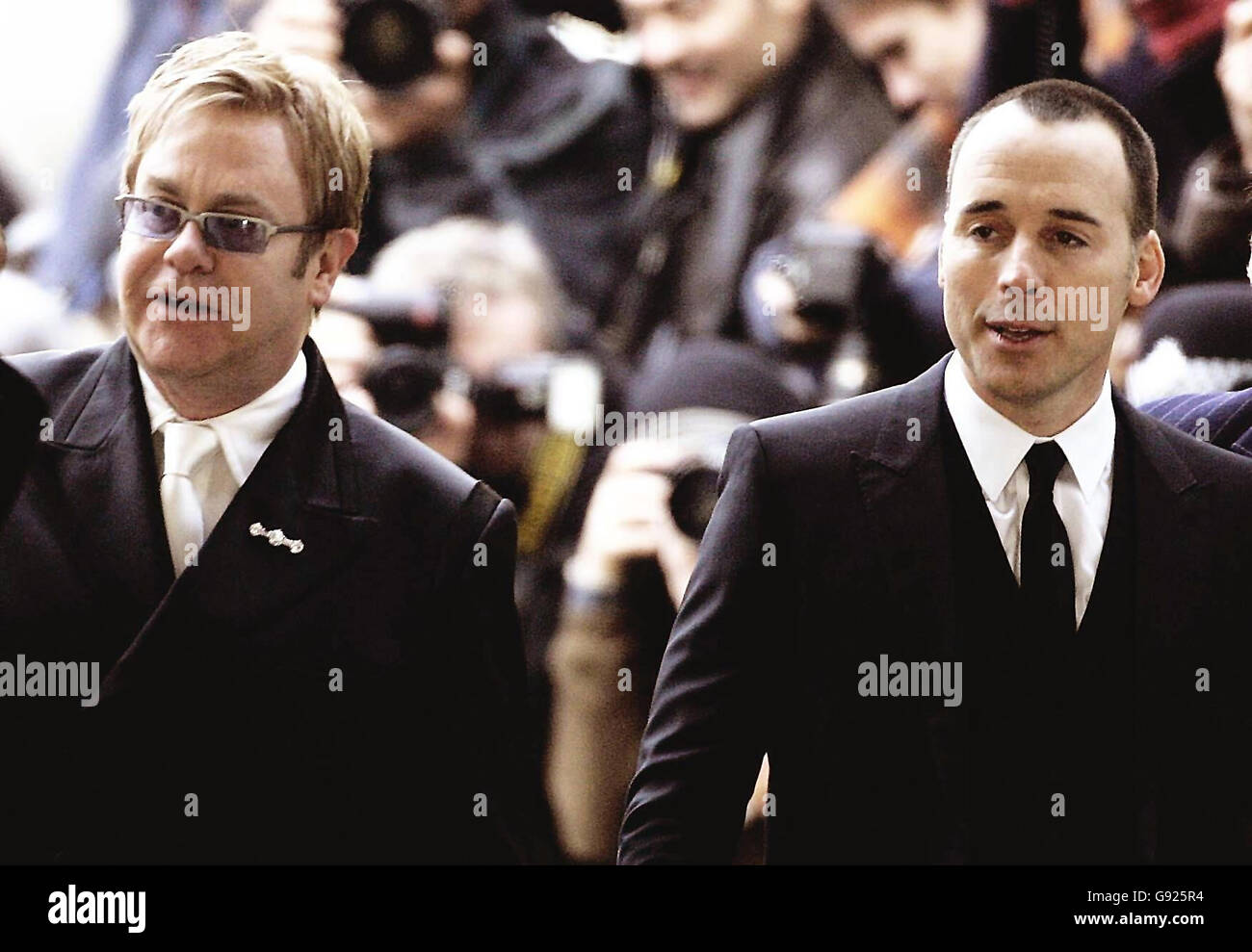 Sir Elton John und sein Partner David Furnish treffen am Mittwoch, dem 21. Dezember 2005, am Tag der Zeremonie der zivilen Partnerschaft im Guildhall in Windsor ein. Das Paar plant eine niedere private Zeremonie mit nur Sir Eltons Mutter und Stiefvater und den Eltern von Furnish als Zeugen. Siehe PA Story SHOWBIZ Elton. DRÜCKEN SIE VERBANDSFOTO. Fotokredit sollte Andrew Parsons/PA lauten. Stockfoto