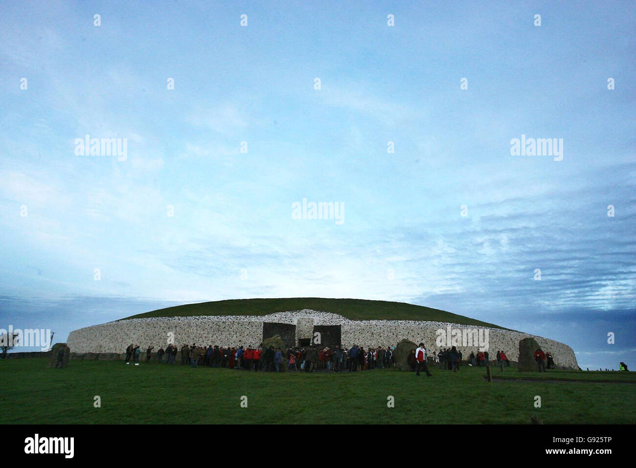 Hunderte versammeln sich am Mittwoch, den 21. Dezember 2005, zur jährlichen Sonnenwende am 21. Dezember im neolithischen Grab von Newgrange in der Grafschaft Meath. Es wird angenommen, dass die Neolithiker Newgrange vor über 5,000 Jahren gebaut haben, damit die Sonne auf der Asche ihrer Toten im Grab schien, was ein Zeichen der Wiedergeburt darstellt. Siehe PA Story NATURE Solstice. DRÜCKEN SIE VERBANDSFOTO. Der Bildnachweis sollte lauten: Niall Carson/PA Stockfoto