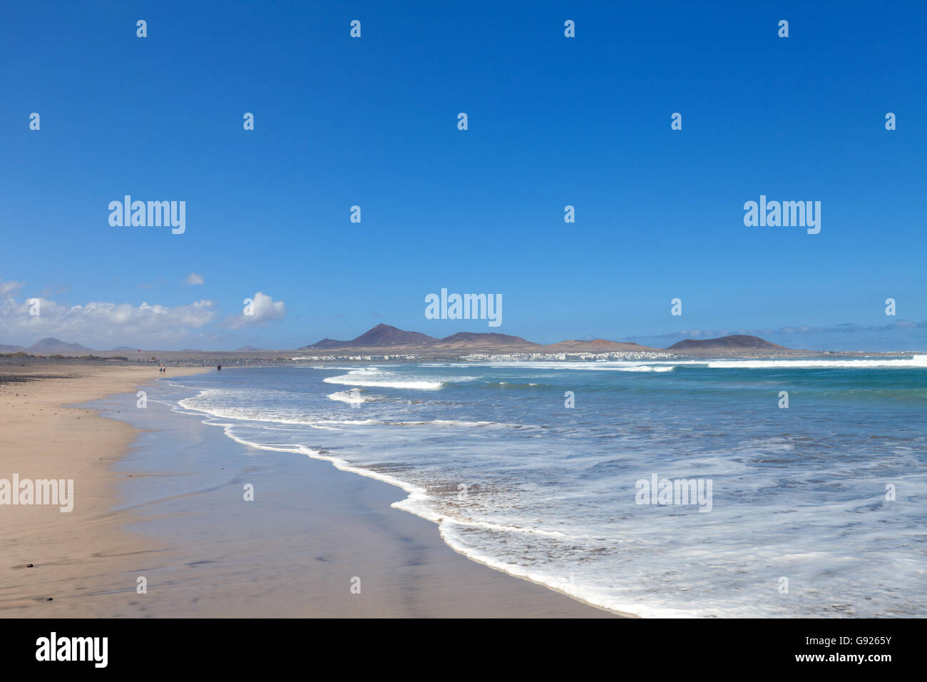 Wellen brechen an Playa de Famara Strand Lanzarote, Kanarische Inseln Stockfoto