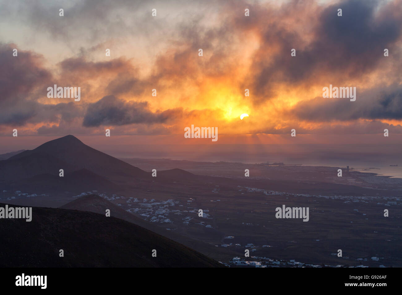 Stürmischer Sonnenaufgang von Montana de Guardilama mit Blick auf Tias und Arrecife Lanzarote Stockfoto