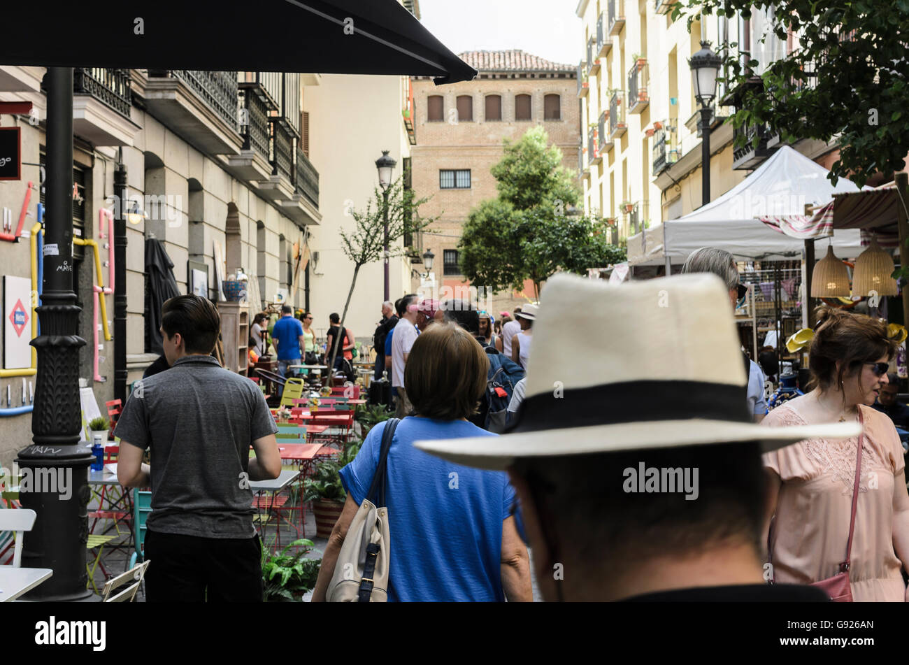 Madrid, Spanien, 12 St Juni 2016.  Eine Straßenansicht und Menschen mit Dekorationsartikel in DecorAccion Markt, Buchstaben-Viertel, Madrid, Stockfoto