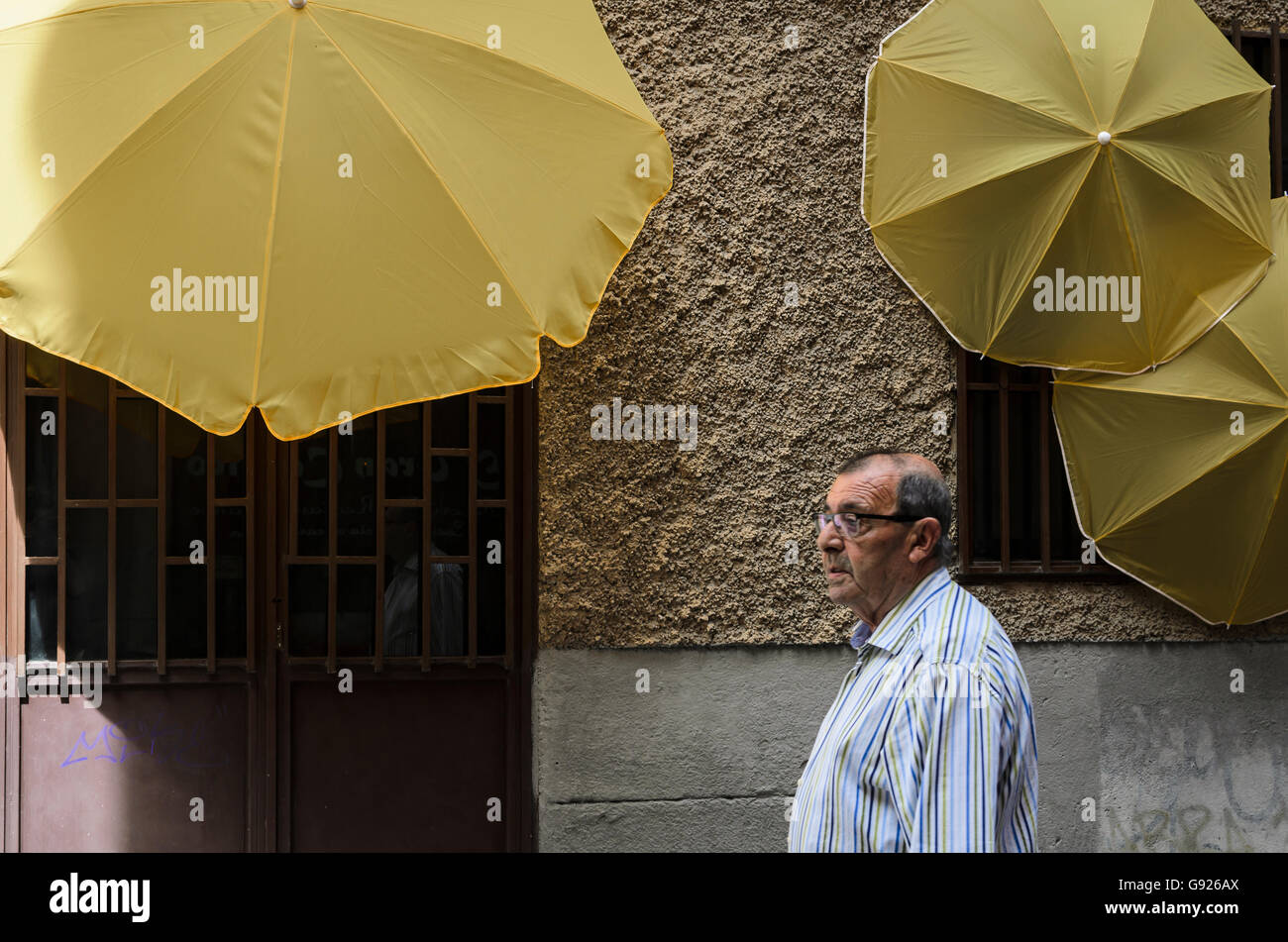 Madrid, Spanien, 12 St Juni 2016.  Eine Straßenansicht mit einem Mann in DecorAccion Markt, Briefe Viertel, Madrid, Spanien. Stockfoto