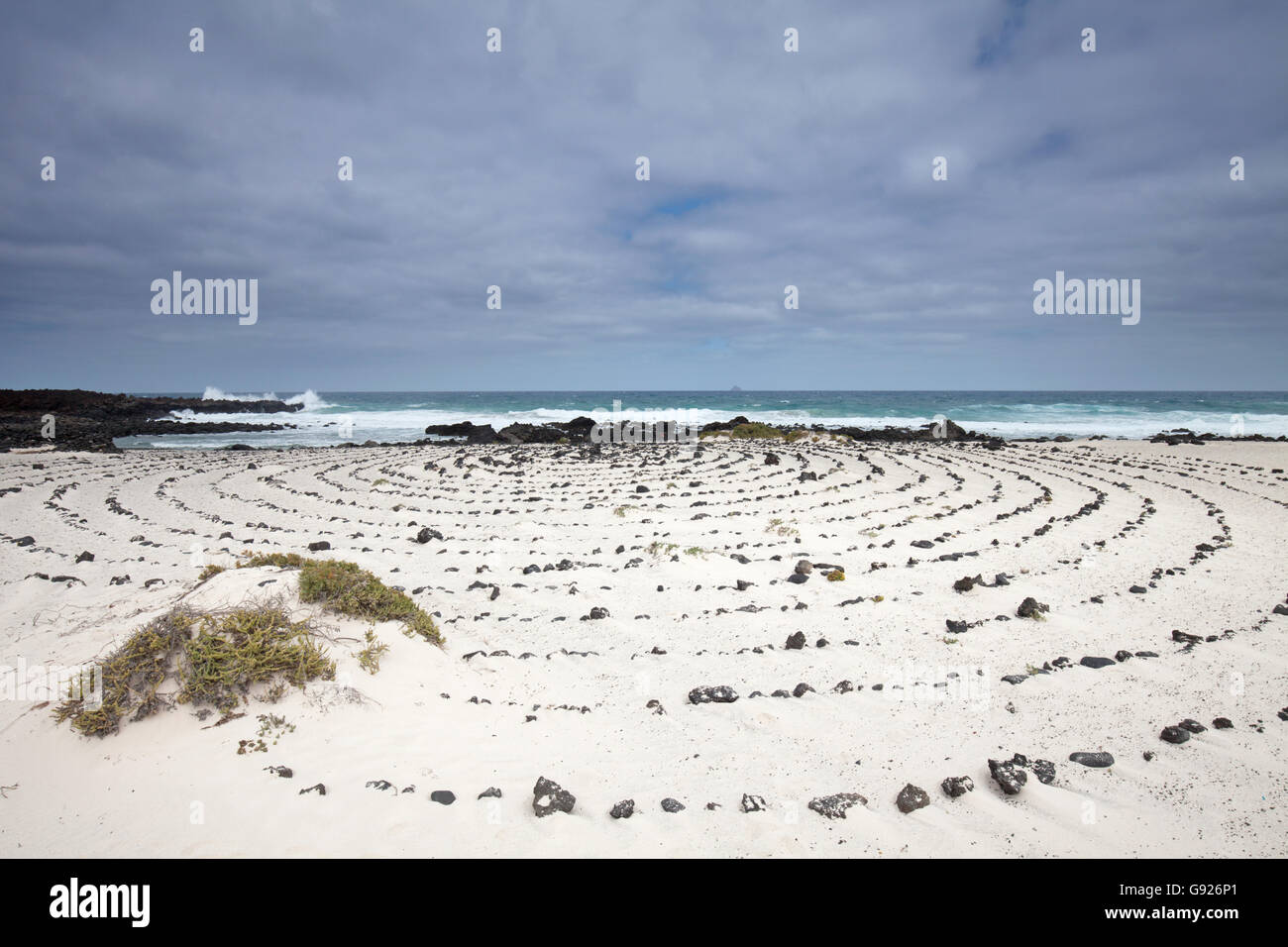 Weißer Sandstrand und Felsen-Skulptur in der Nähe von Orzola Norden Lanzarote, Kanarische Inseln Stockfoto