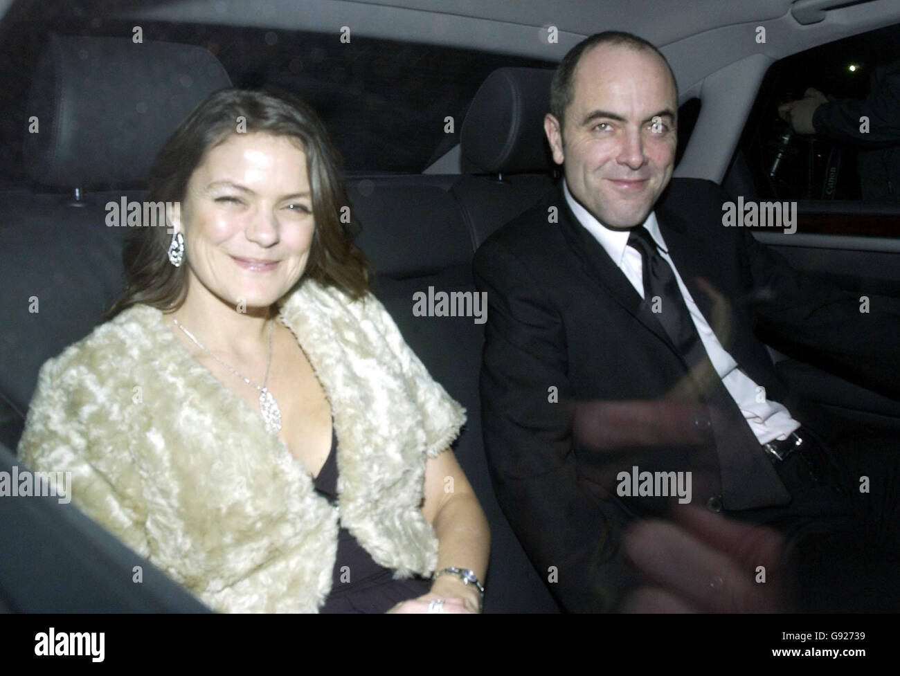 Der Schauspieler James Nesbitt und seine Frau Sonia treffen am Mittwoch, dem 21. Dezember 2005, bei der Empfangsfeier für Sir Elton John und David Furnish in ihrem Old Windsor Herrenhaus ein. Das Paar "verriet" in einer Civil Partnership Zeremonie früher heute in Windsor Guildhall. Siehe PA Story SHOWBIZ Elton. DRÜCKEN Sie VERBANDSFOTO. Bildnachweis sollte lauten: Matt Faber/PA. Stockfoto