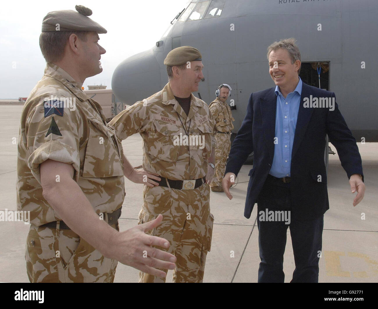 Der britische Premierminister Tony Blair kommt am Donnerstag, dem 22. Dezember 2005, zur Basra Air Station im Irak, um die britischen Truppen zu einem Überraschungsbesuch zu besuchen. Der Premierminister kam in einem RAF Hercules aus Kuwait an, dessen Besuch in Geheimhaltung gehüllt war. Siehe PA Story POLITIK Irak. DRÜCKEN SIE VERBANDSFOTO. Bildnachweis sollte lauten: Stefan Rousseau/PA Stockfoto