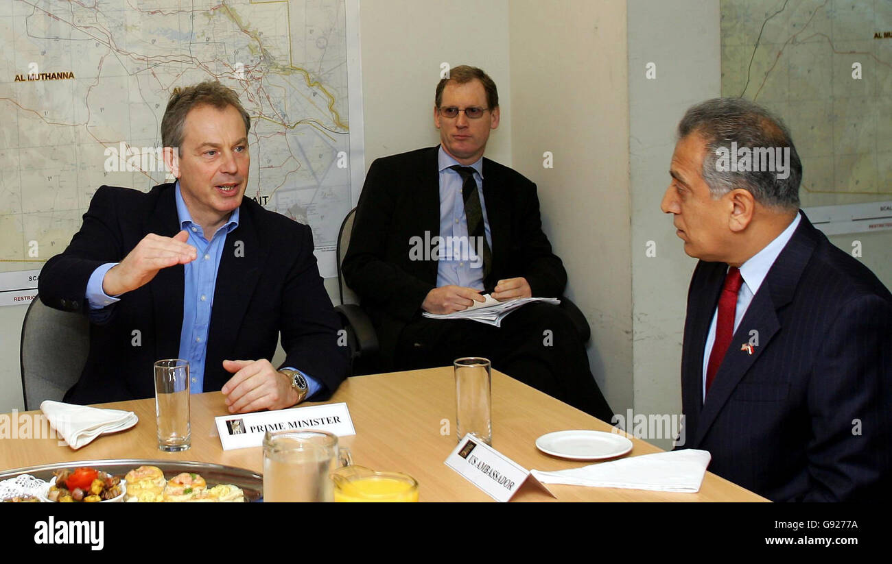 Der britische Premierminister Tony Blair (links) spricht mit dem US-Botschafter im Irak ZAL Khalilzan (rechts), nachdem er am Donnerstag, dem 22. Dezember 2005, am Flughafen Basra im Irak angekommen war. Blair besucht den Südirak, wo er hochrangige diplomatische und militärische Beamte getroffen hat, sowie britische Truppen besucht, die in der Region stationiert sind. Siehe PA Story POLITIK Irak. DRÜCKEN Sie VERBANDSFOTO. Bildnachweis sollte lauten: Adrian Dennis/AFP/Pool/PA Stockfoto