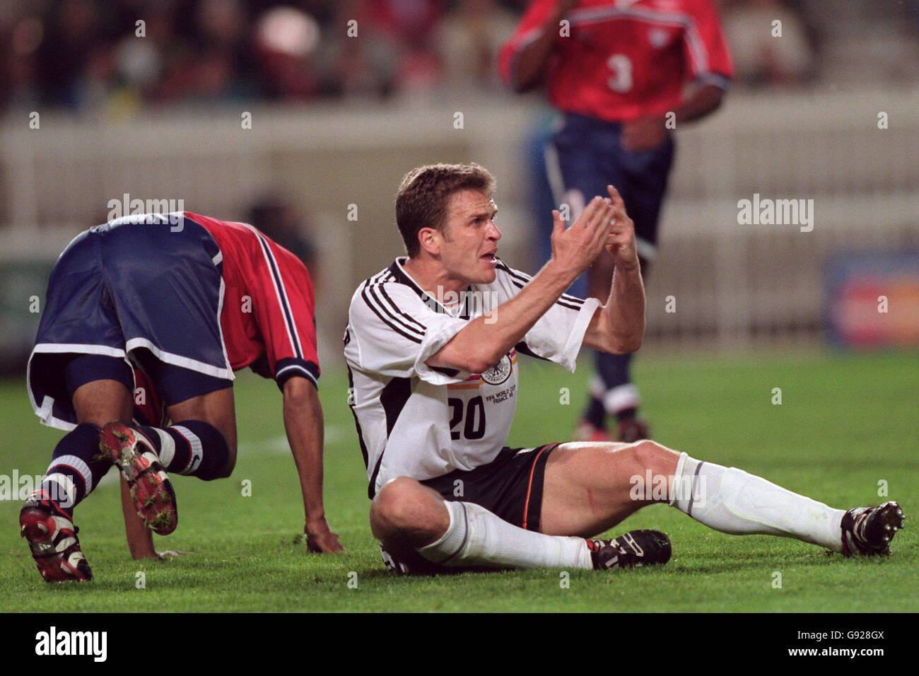Fußball - Weltmeisterschaft Frankreich 98 - Gruppe F - Deutschland gegen USA. Deutschlands Oliver Bierhoff (rechts) protestiert, nachdem er verschmutzt wurde Stockfoto