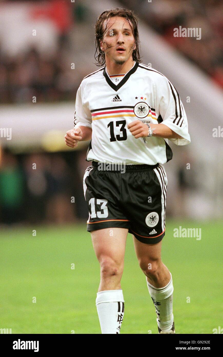 Fußball - Weltmeisterschaft Frankreich 98 - Gruppe F - Deutschland gegen  USA. Jens Jeremies aus Deutschland Stockfotografie - Alamy