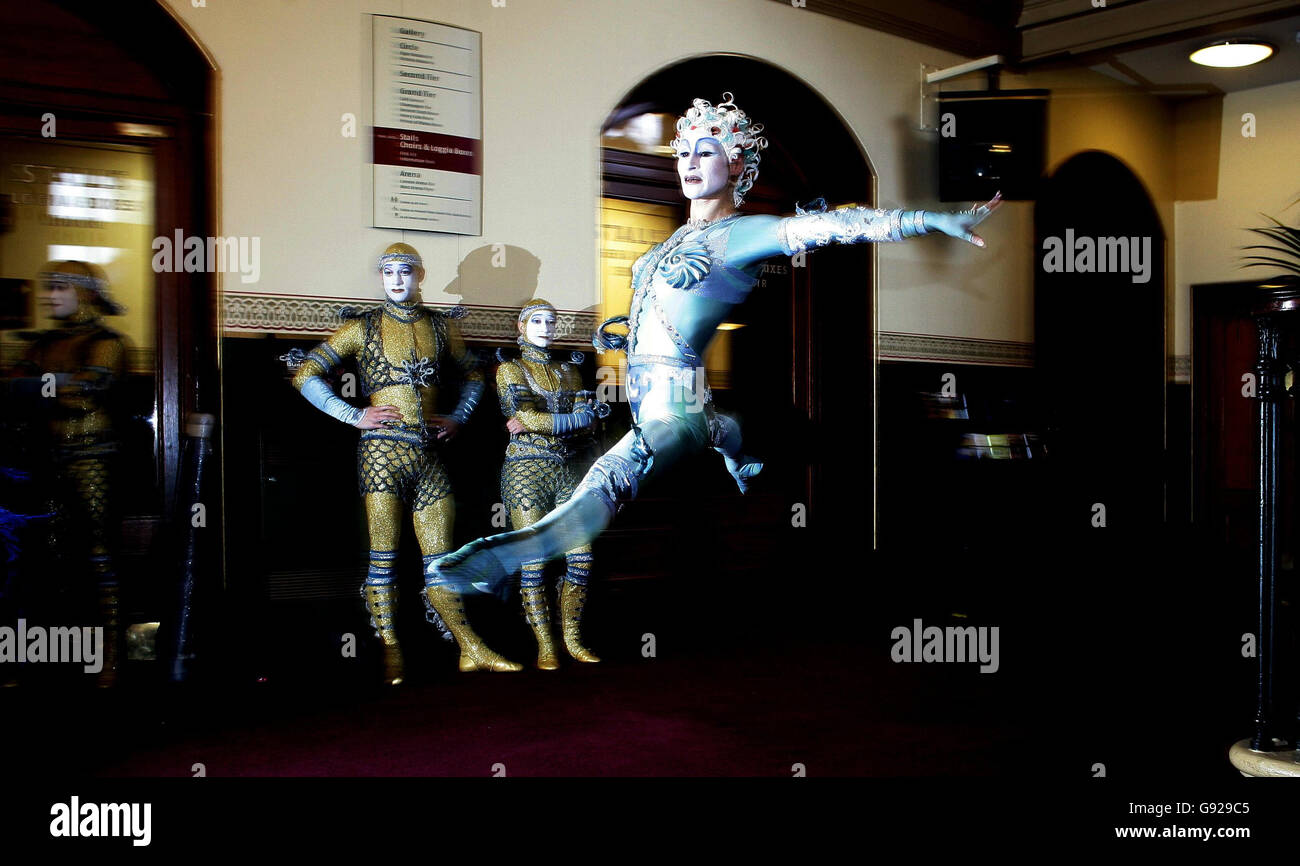 Rotchtchina Evojenia aus Russland übt sich in der Royal Albert Hall während eines Fotoalles für die Alegria des Cirque Du Soleil, Dienstag, den 3. Januar 2006. Alegr'a ist eine Renaissance der Träume mit einer barocken Mischung aus erstaunlicher Akrobatik, beeindruckenden Luftaufführungen, außergewöhnlicher Beleuchtung und einem aufwendigen Bühnenbild. DRÜCKEN Sie VERBANDSFOTO. Bildnachweis sollte lauten: Andrew Parsons/PA Stockfoto